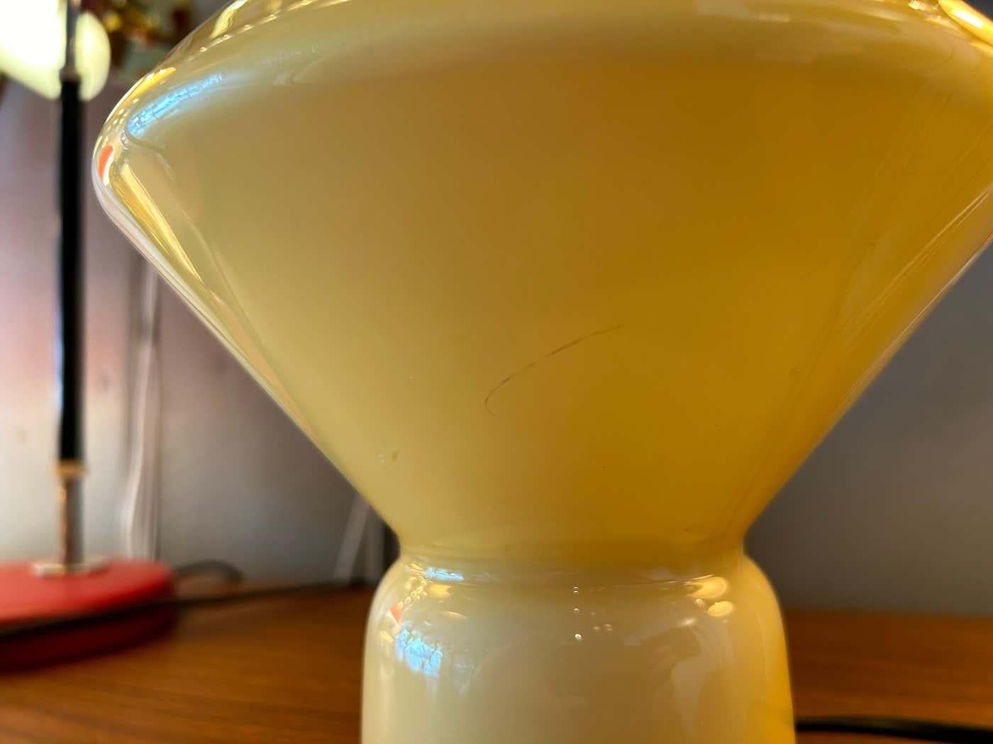 Artemide lampe de bureau en verre jaune pâle « Conica » de style Memphis des années 1980 en vente 9