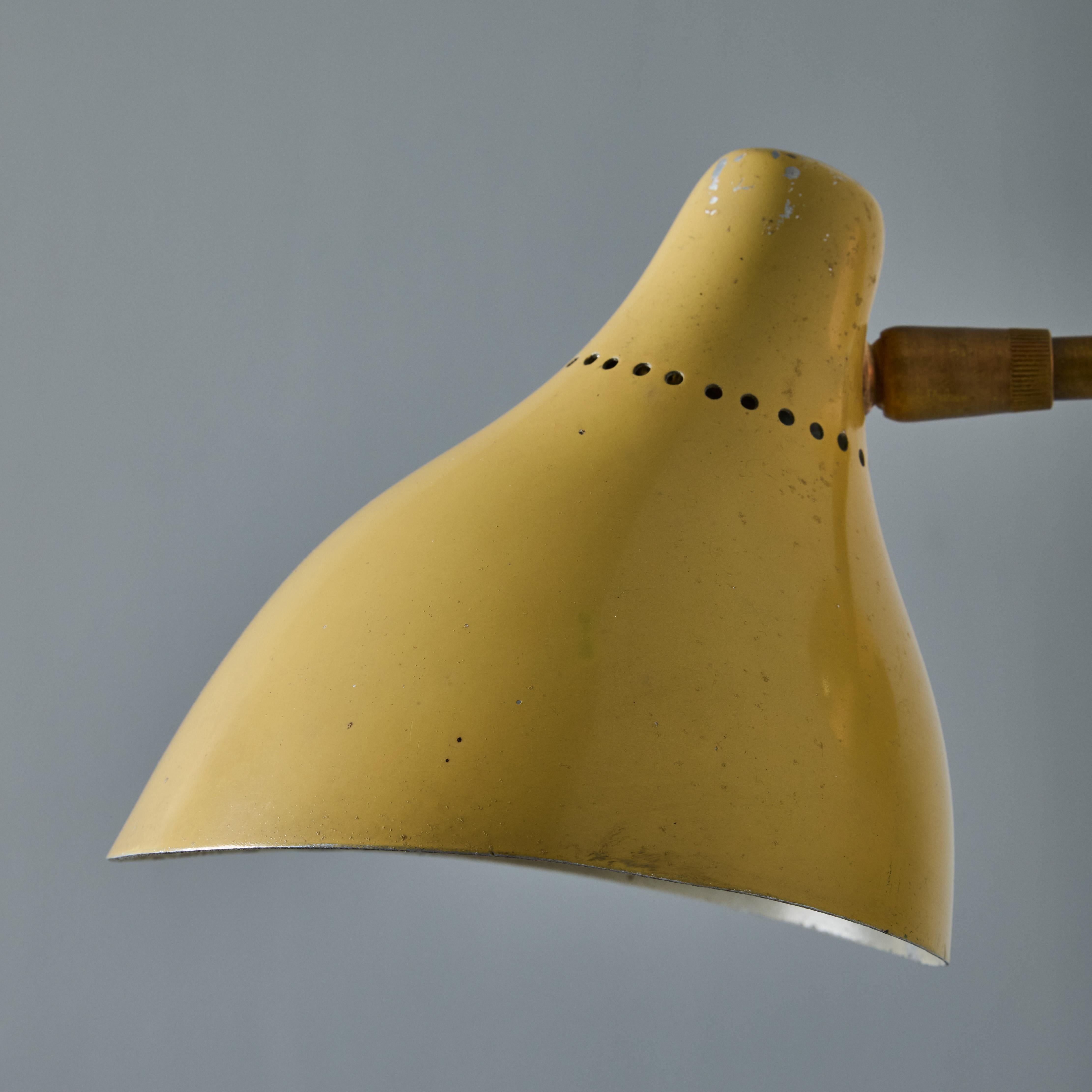 Lampe murale des années 1950 en métal peint perforé et laiton Attribuée à Stilnovo en vente 5
