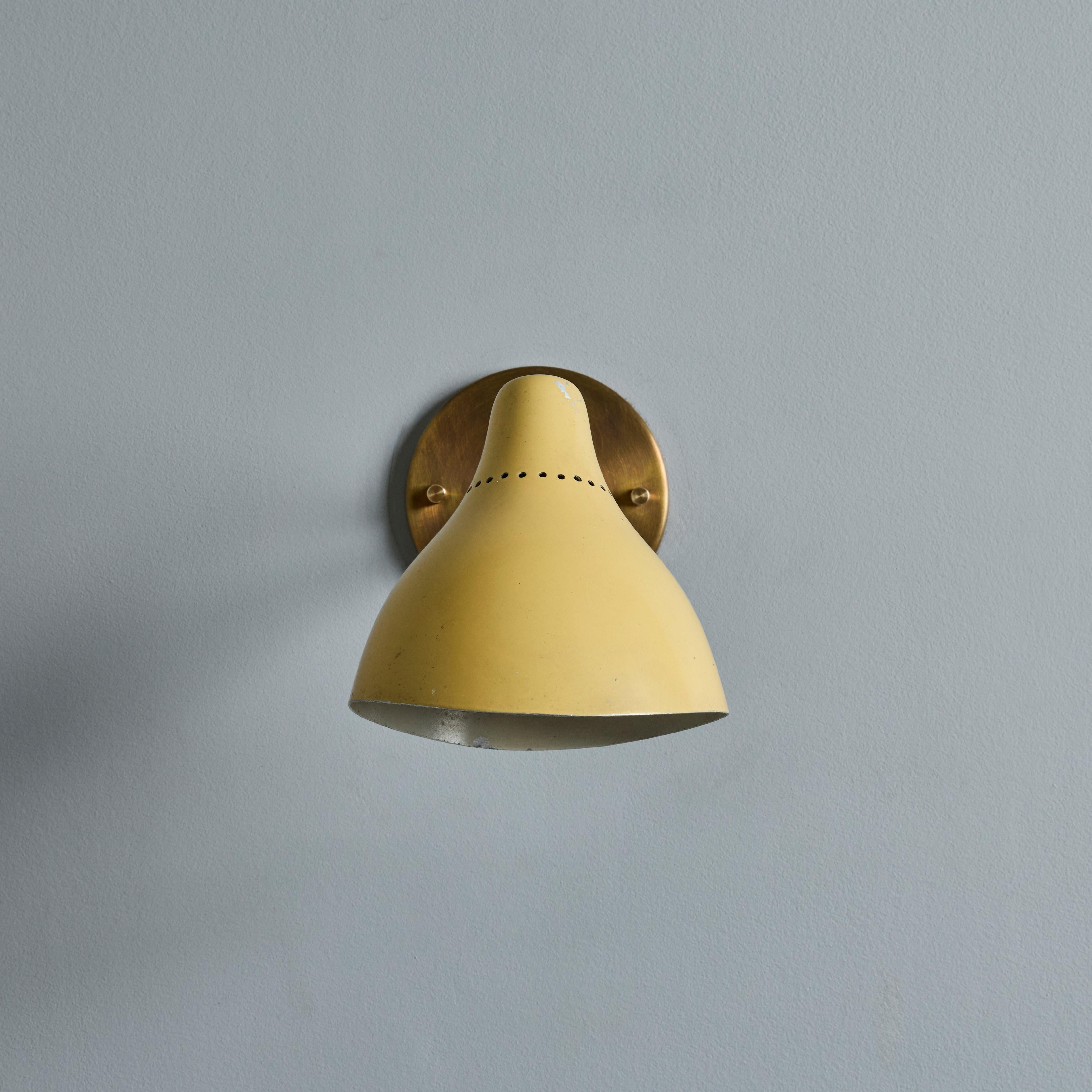 Lampe murale des années 1950 en métal peint perforé et laiton Attribuée à Stilnovo en vente 6