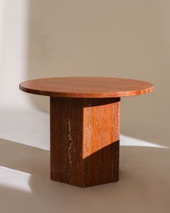 Mesa «Epic» de travertino en rojo quemado, diseñada por GamFratesi para GUBI, con un diámetro de 23,6 pulgadas