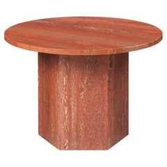 Mesa «Epic» de travertino en rojo quemado, diseñada por GamFratesi para GUBI, con un diámetro de 23,6 pulgadas