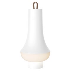 Lanterne portative blanche "Tomoshi" de Nendo par Oki Sato pour Louis Poulsen