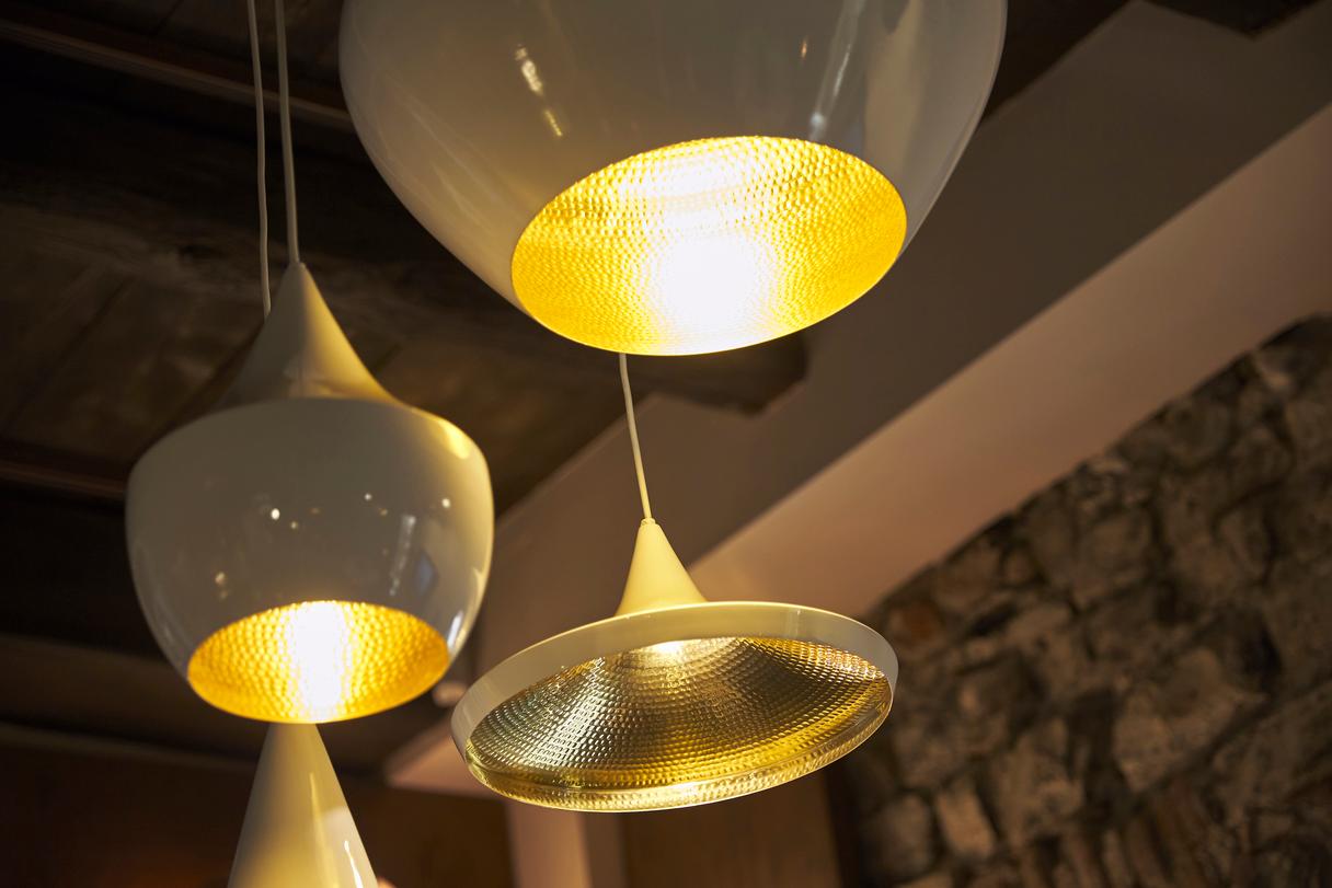 Ciondolo Tom Dixon 'Beat Stout' in metallo bianco e ottone In condizioni Nuovo in vendita a Glendale, CA