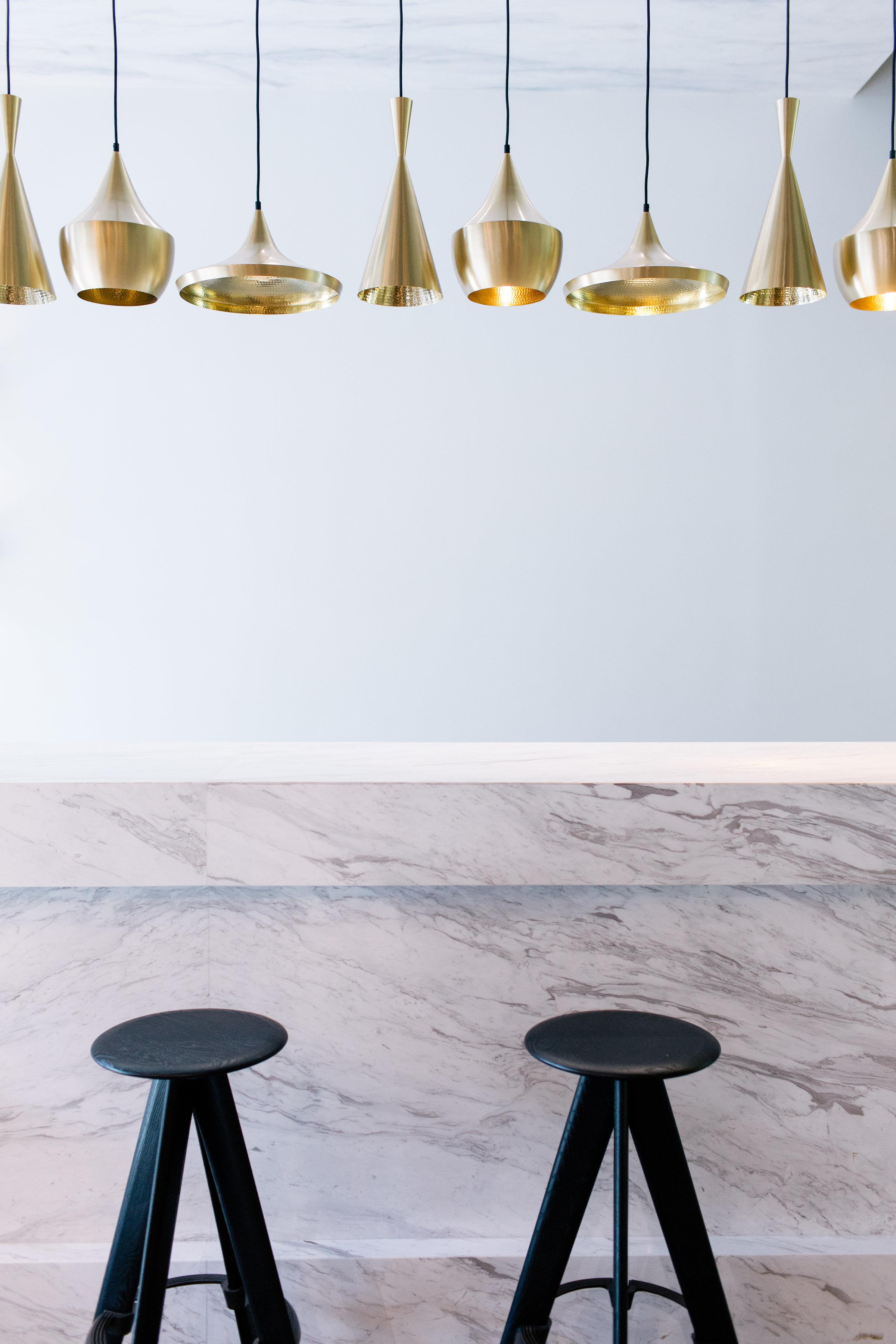 Ciondolo in ottone 'Beat Stout' di Tom Dixon

Il pendente 