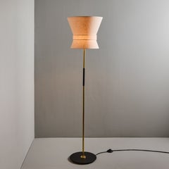 Lampada da terra con paralume in ottone e tessuto color crema 'Bow' di Daniel Enoksson per Örsjö