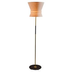 Lampada da terra con paralume in ottone e tessuto color crema 'Bow' di Daniel Enoksson per Örsjö