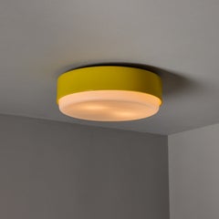 Lampe murale ou de plafond Stilnovo des années 1970, en métal peint en jaune et en verre opalin