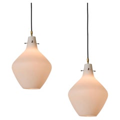 Lampada a sospensione scultorea in vetro opalino Stilnovo, finiture in ottone, anni '50