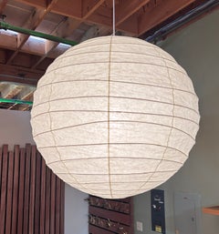 Scultura luminosa "Akari Model 100D" di Isamu Noguchi