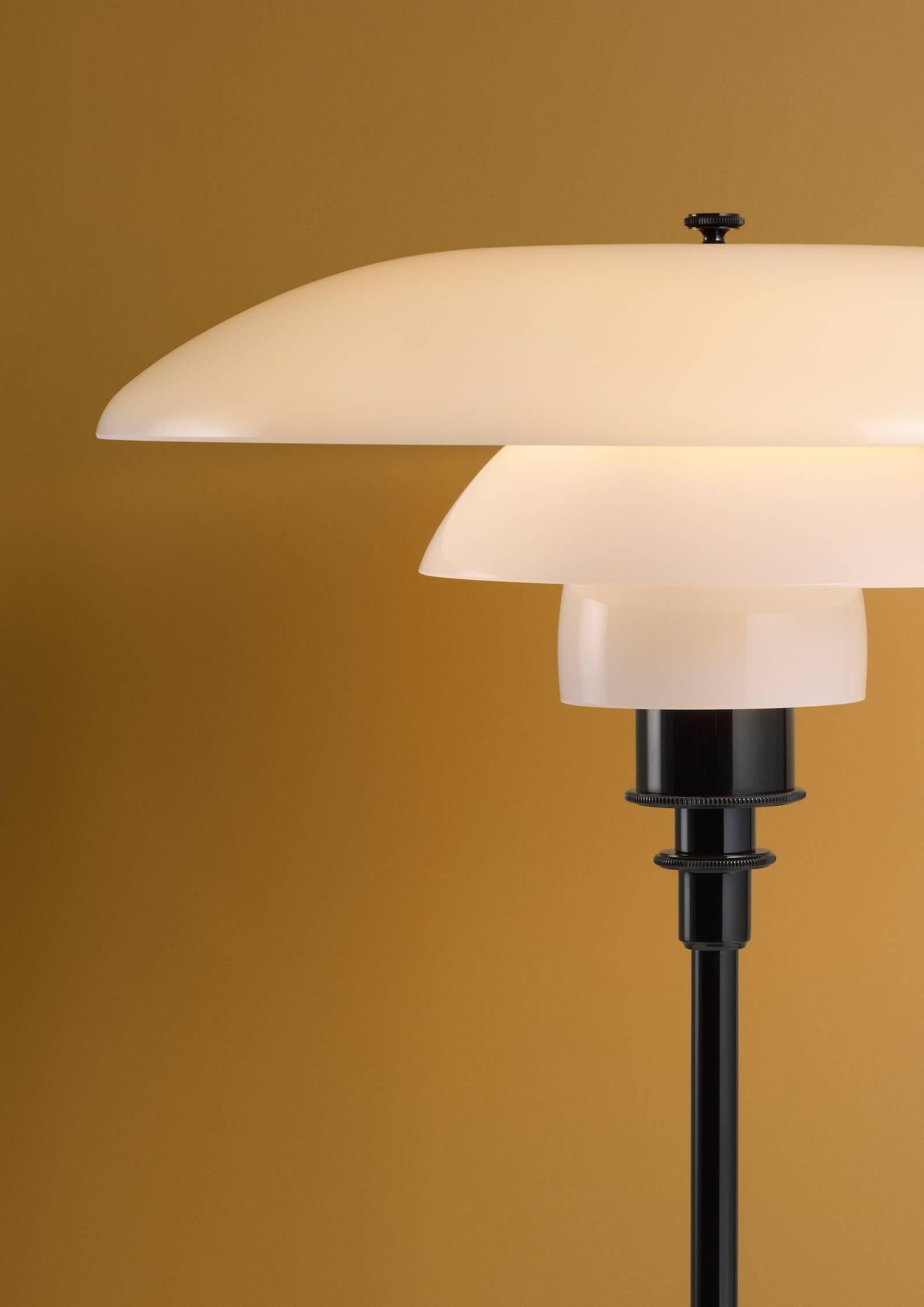 Scandinave moderne Lampe de table en verre opalin PH 3½-2½ de Poul Henningsen pour Louis Poulsen en vente