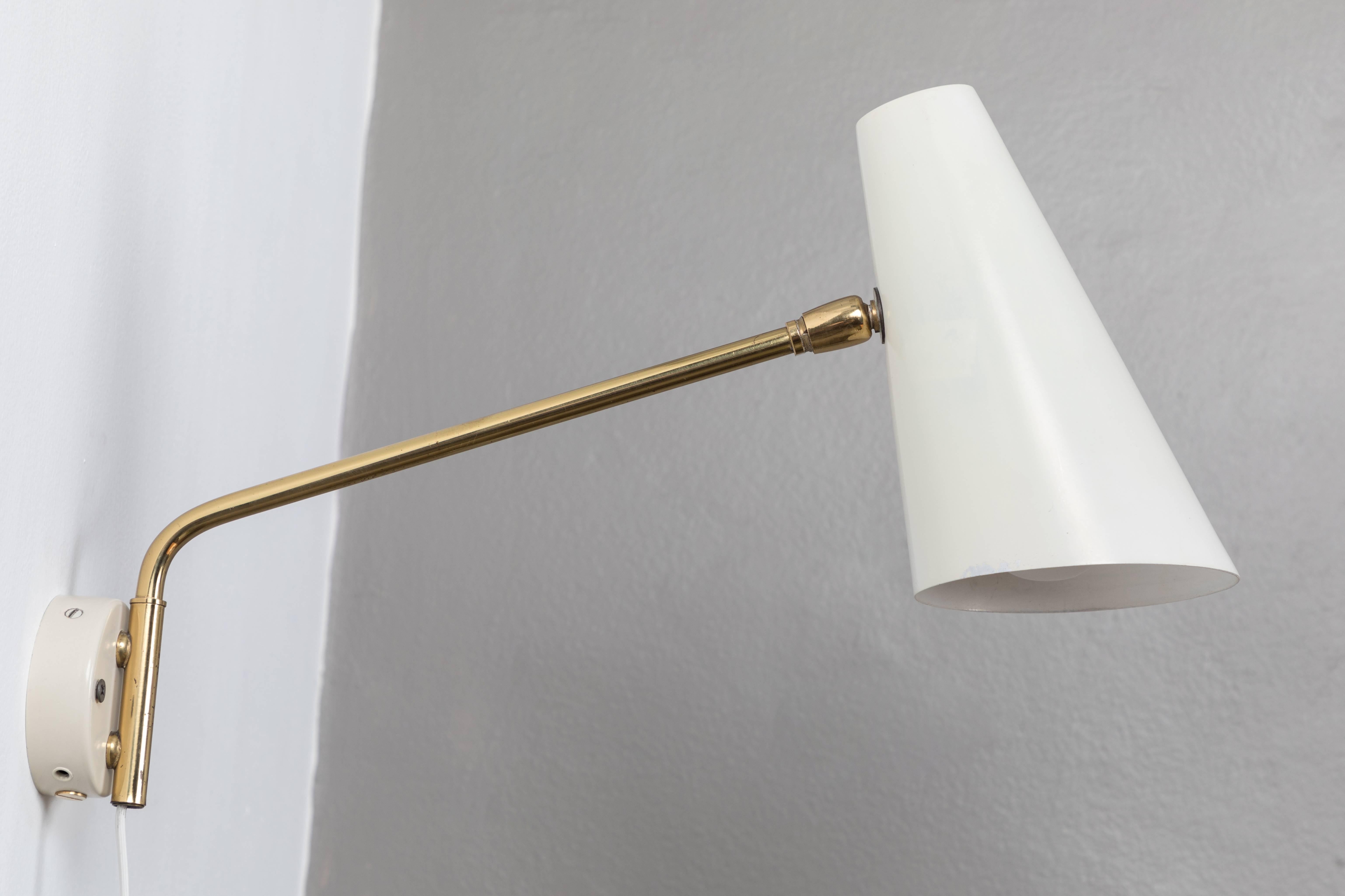 1960s Cosack Leuchten articulating wall light. Executed in white enameled metal and brass in the manner highly reminiscent of Paavo Tynell's 9459 wall lights. A very architectural and refined wall lamp that can be easily adjusted to various lengths