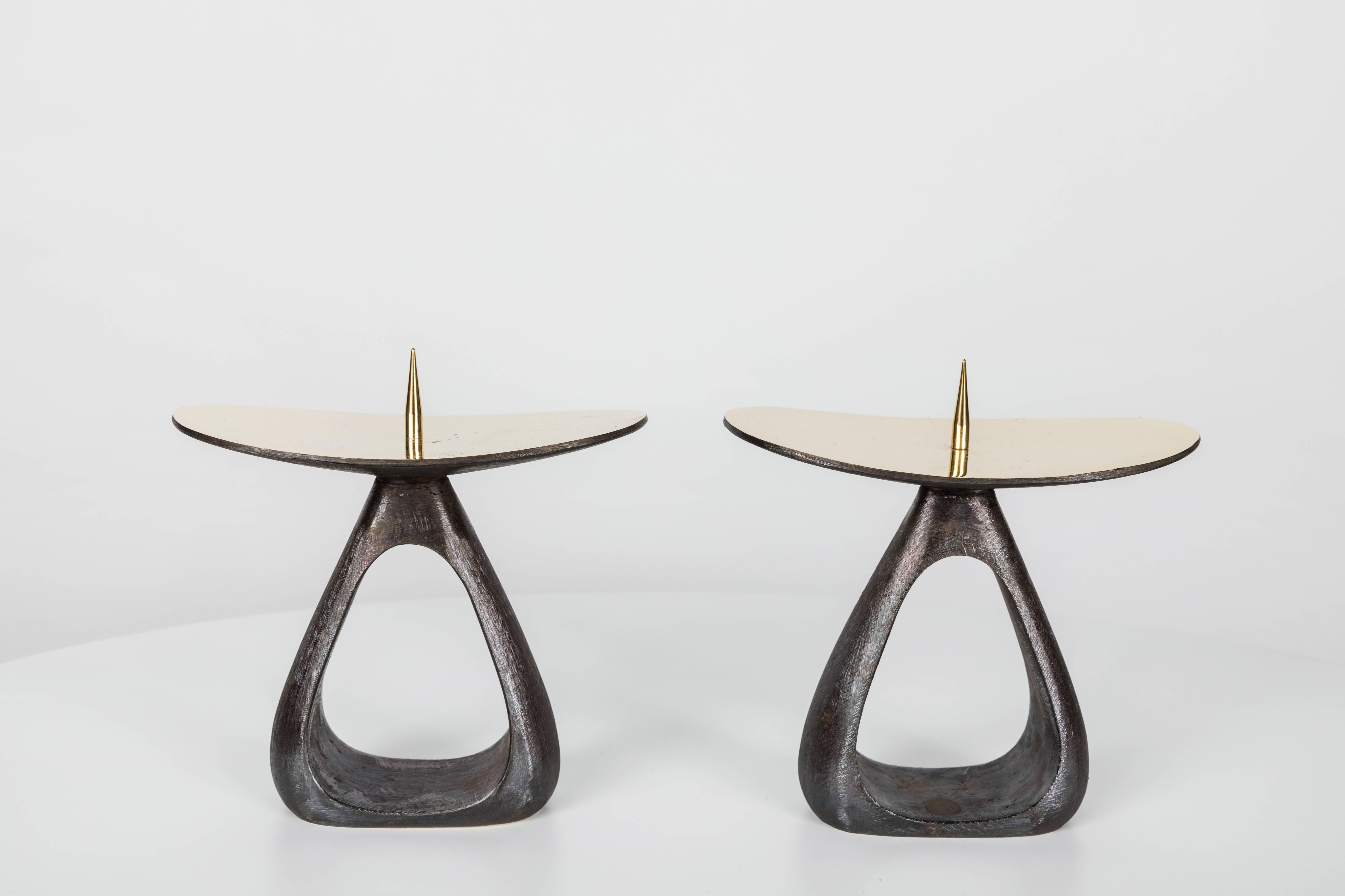 Rare Carl Auböck #3600 brass candleholder. Designed in the 1940s, this incredibly clean and refined Viennese candleholder is executed in polished and darkly patinated brass by Werkstätte Carl Auböck, Austria. 

Price is per item. 

Produced by Carl