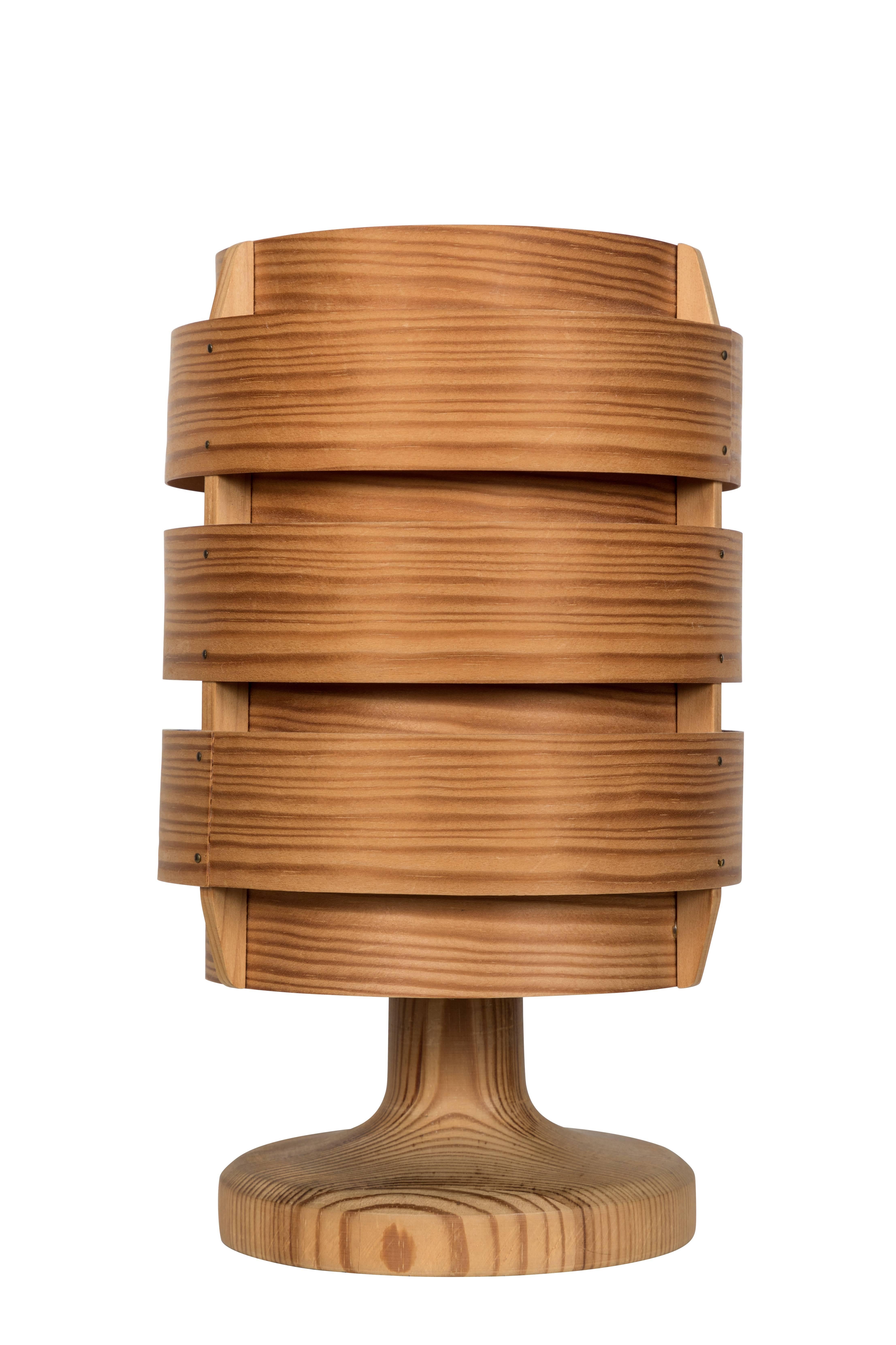 Lámpara de sobremesa de teca Hans-Agne Jakobsson de los años 60 para AB Ellysett. Diseñado y fabricado por Jakobsson en Markaryd (Suecia) y realizado en madera curvada fina con base de madera maciza. Una lámpara singularmente arquitectónica y rara,