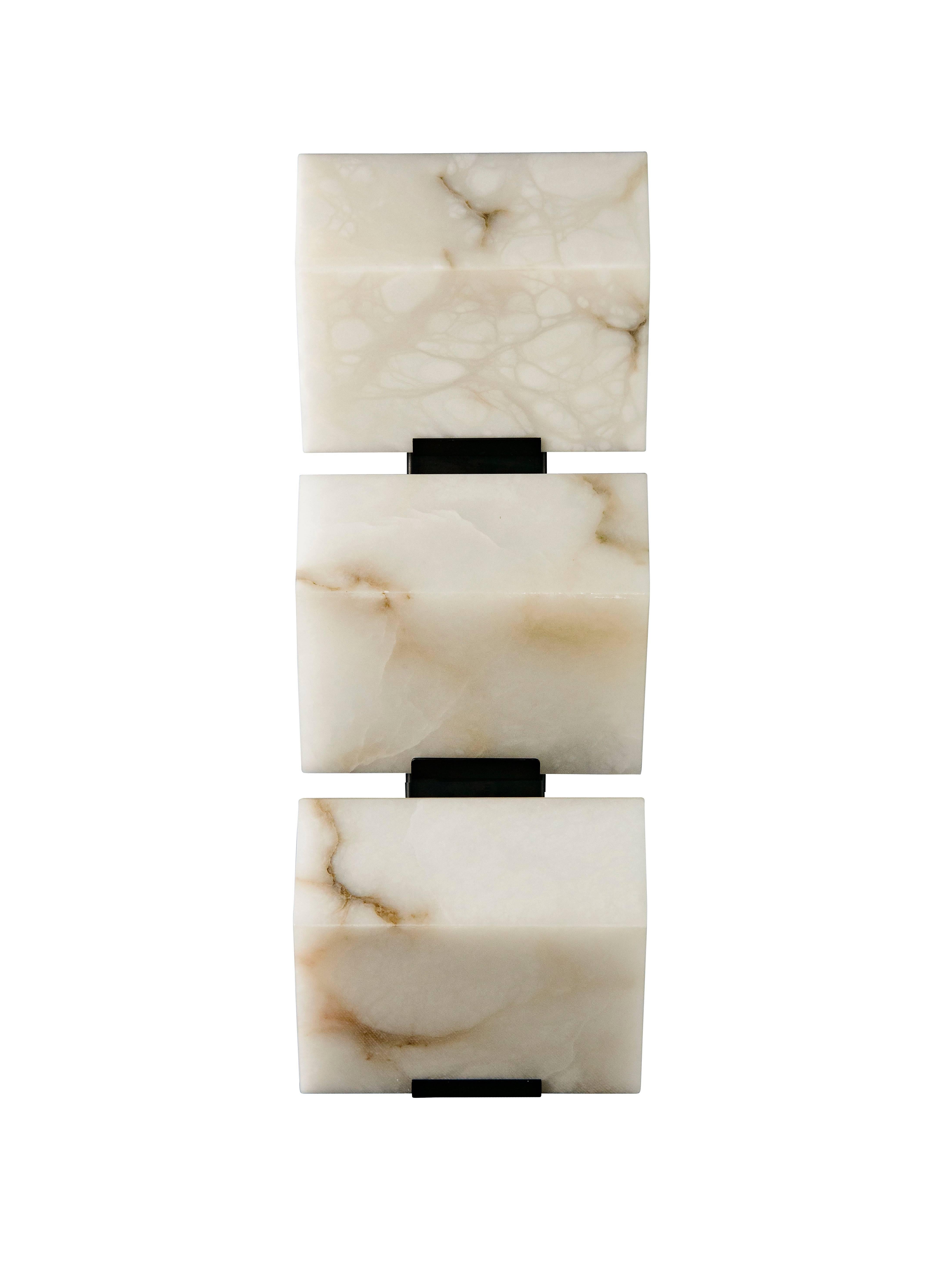 Großer „Dreifacher Block“-Wandleuchter Modell #230 aus Alabaster in der Art von Pierre Chareau

Handgefertigt in Los Angeles in der Werkstatt des renommierten französischen Designers und Antiquitätenhändlers Denis de le Mesiere, der die Arbeit von