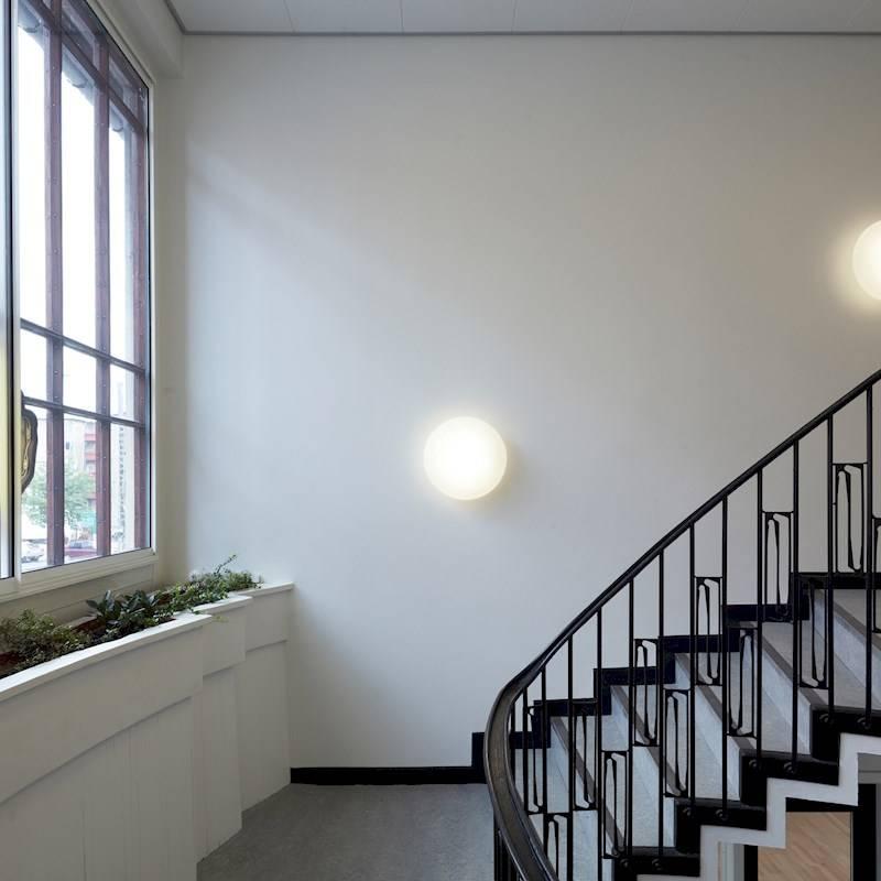 Scandinave moderne Petite applique ou plafonnier « Eklipta » d'Arne Jacobsen pour Louis Poulsen