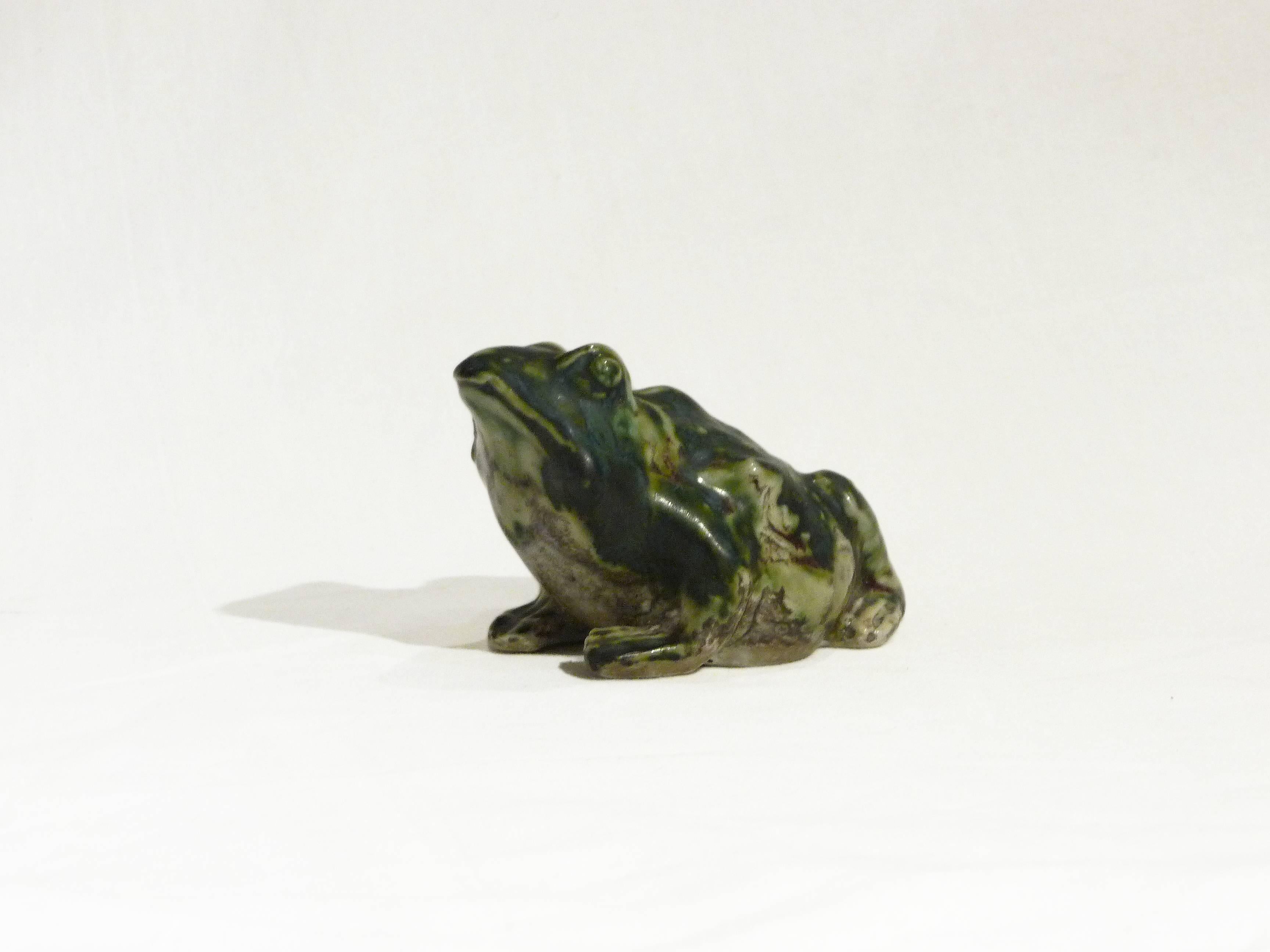 Pierre-Adrien Dalpayrat.
Sculpture representing a frog.
Green, blue, red stoneware.
Signed.
 
