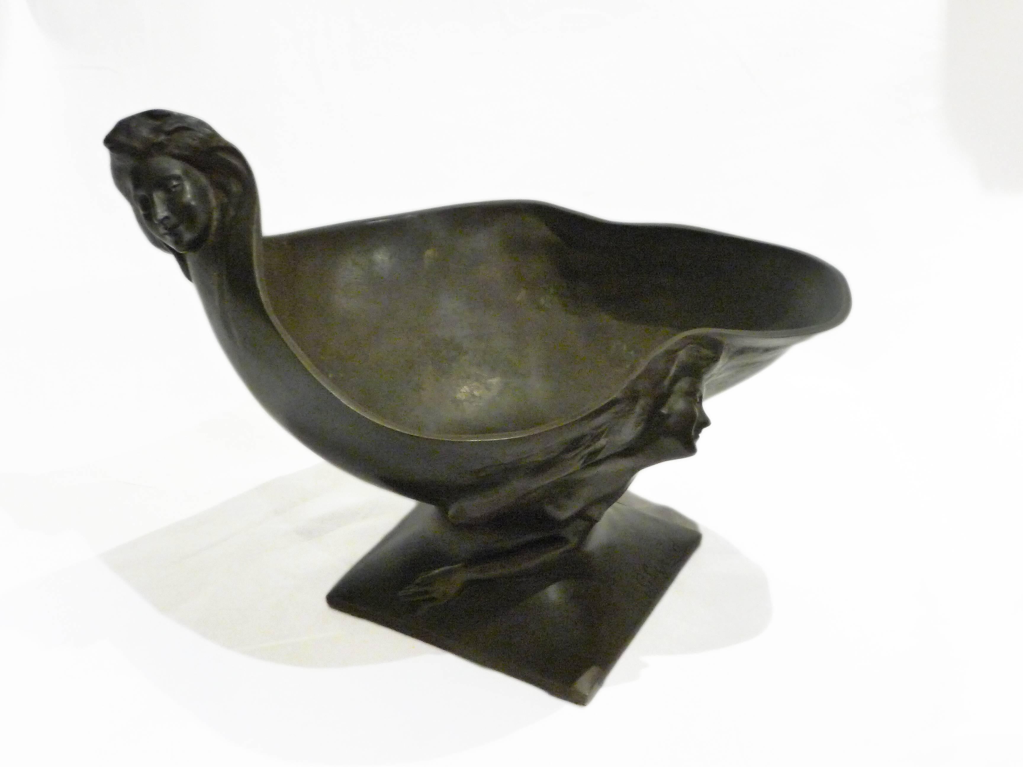 Georges Engrand an Art Nouveau patinated bronze bowl 1899. Signed exposition: Salon des Artistes Français, 1899.