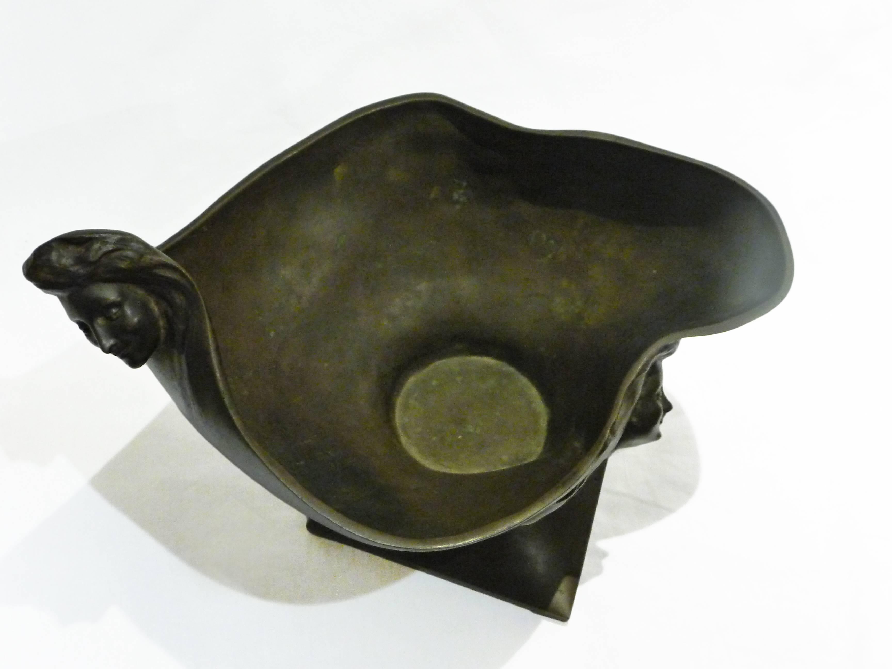 Georges Engrand, an Art Nouveau Patinated Bronze Bowl, Signed In Good Condition For Sale In Monte Carlo, MC