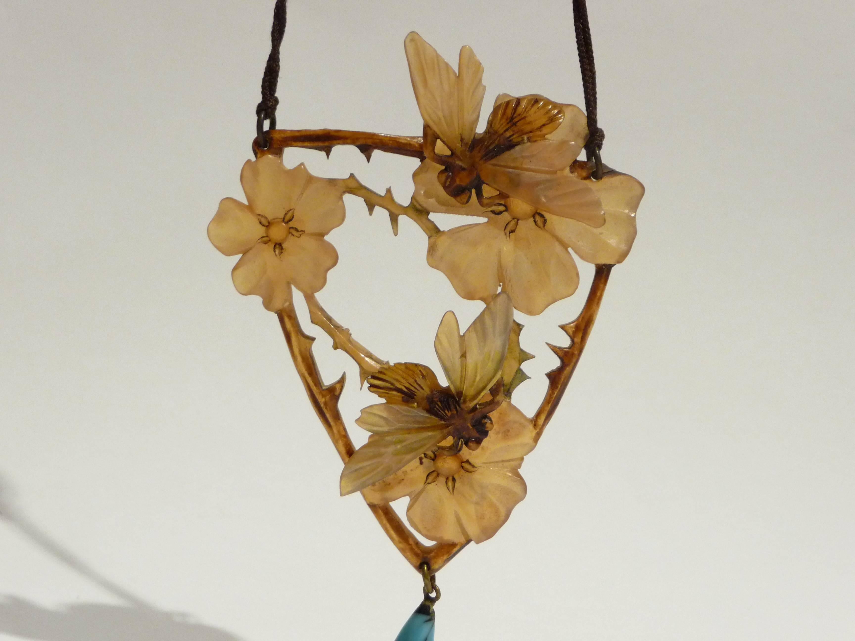 Elisabeth Bonté.
A sculpted and patinated Horn and glass beads pendant. 
Signed.
Fitted box.
Total height: 48 cm.