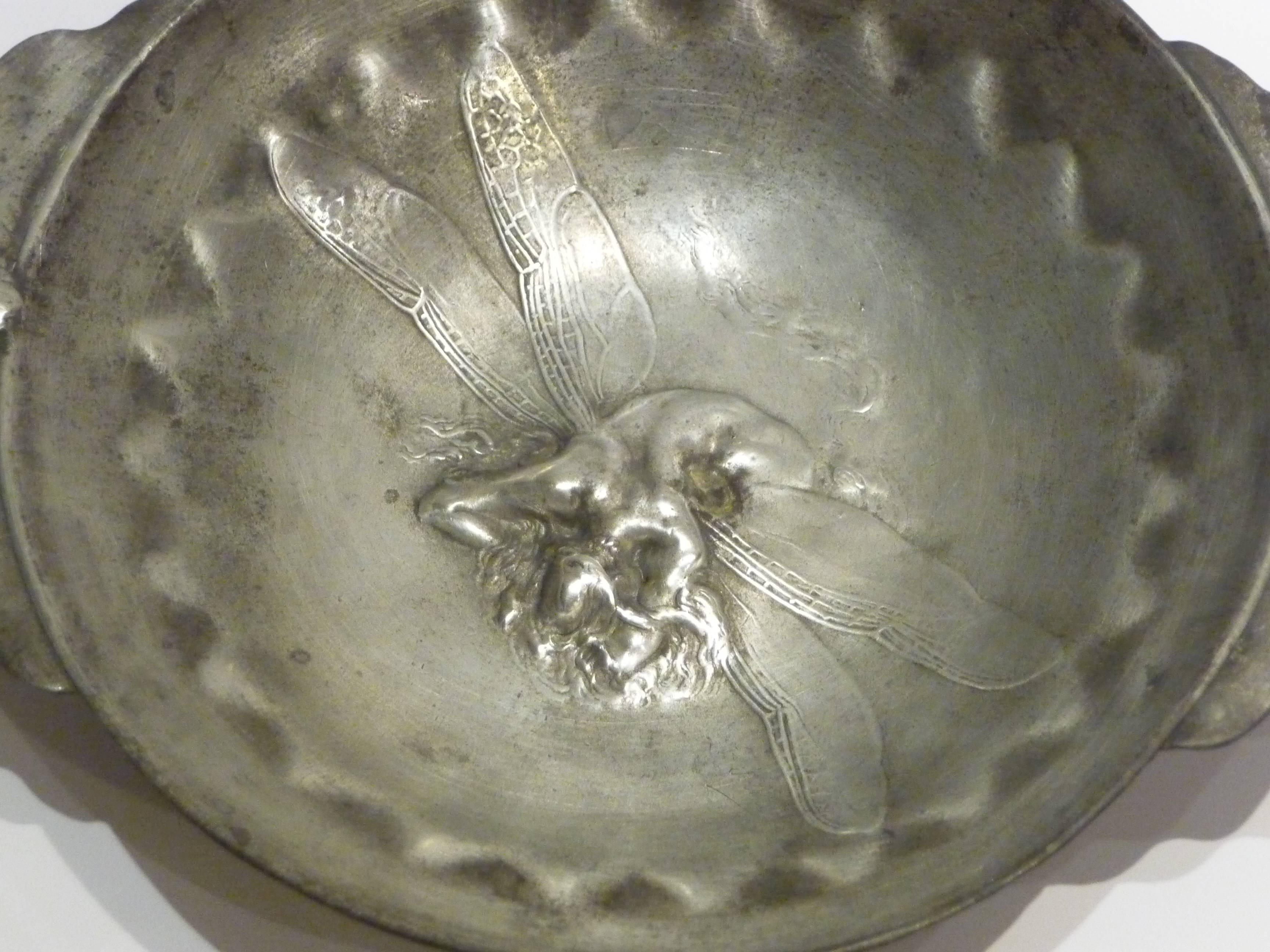 Jules Desbois.
Adrien-Aurélien Hébrard, foundry.
An Art Nouveau pewter bowl decorated with a fantastic dragonfly.
Signed.
Literature: L'Art Décoratif, July 1910, ill. p. 23.
 