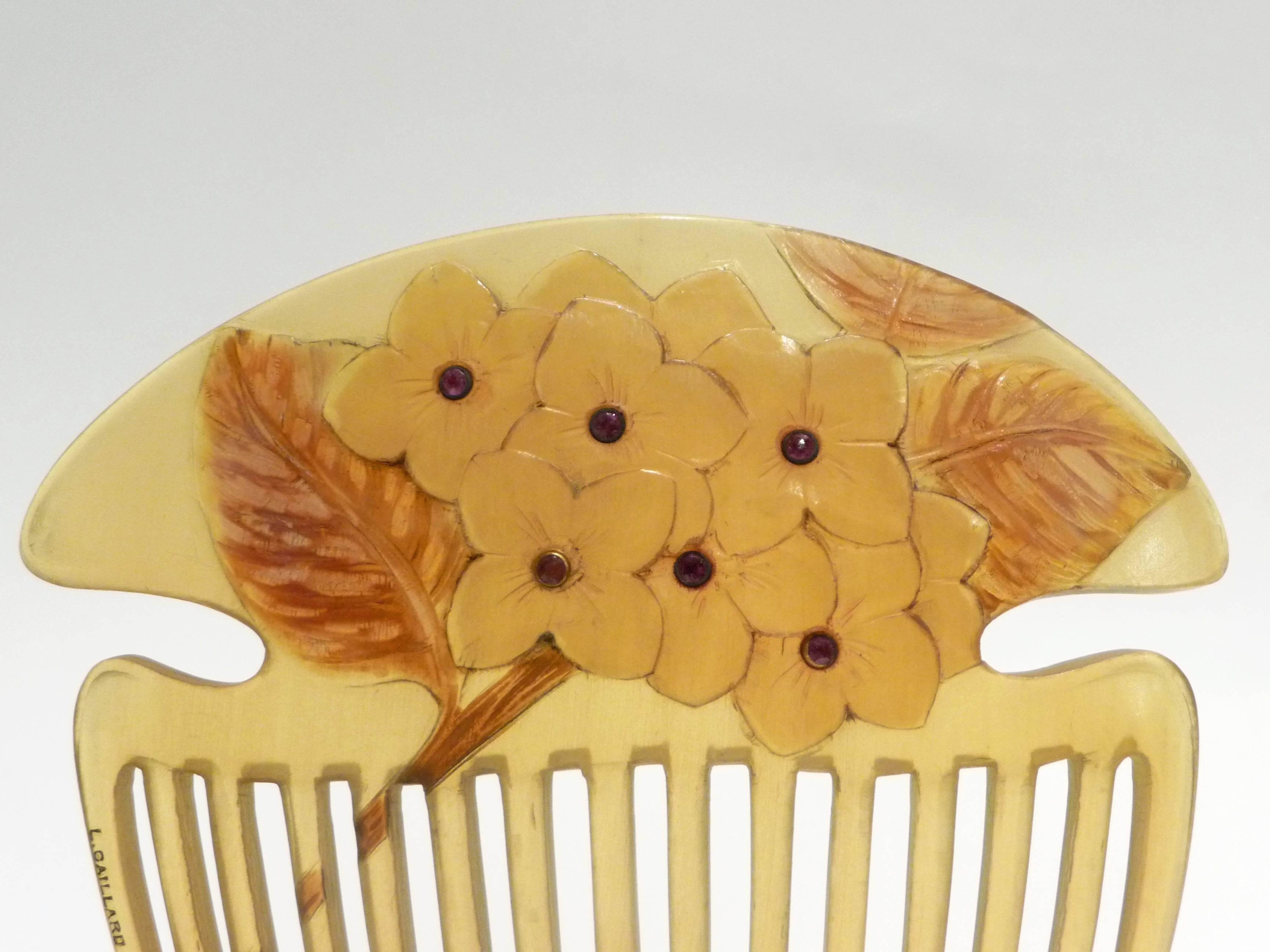 Lucien Gaillard
A Rare and Magnificient Art Nouveau Comb
15 teeth in carved and enamelled horn decorated with a flowered branch. The pistil of the flowers are encrusted with garnets
Signed "L GAILLARD"
In its original box. Cushion