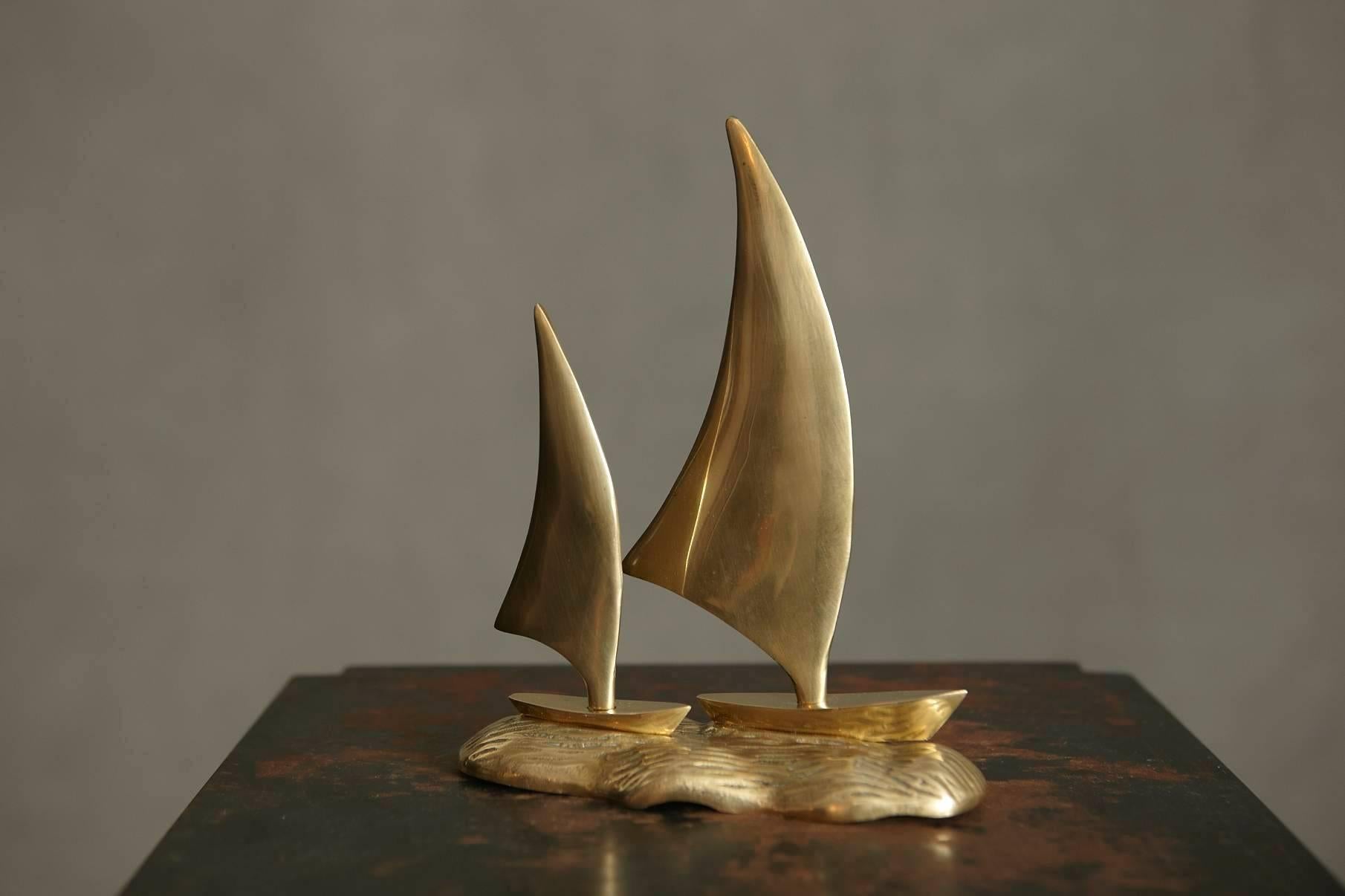Beautiful little sculpture of a pair of brass sailboats gliding on the waves.
Solid brass, circa 1960s.
