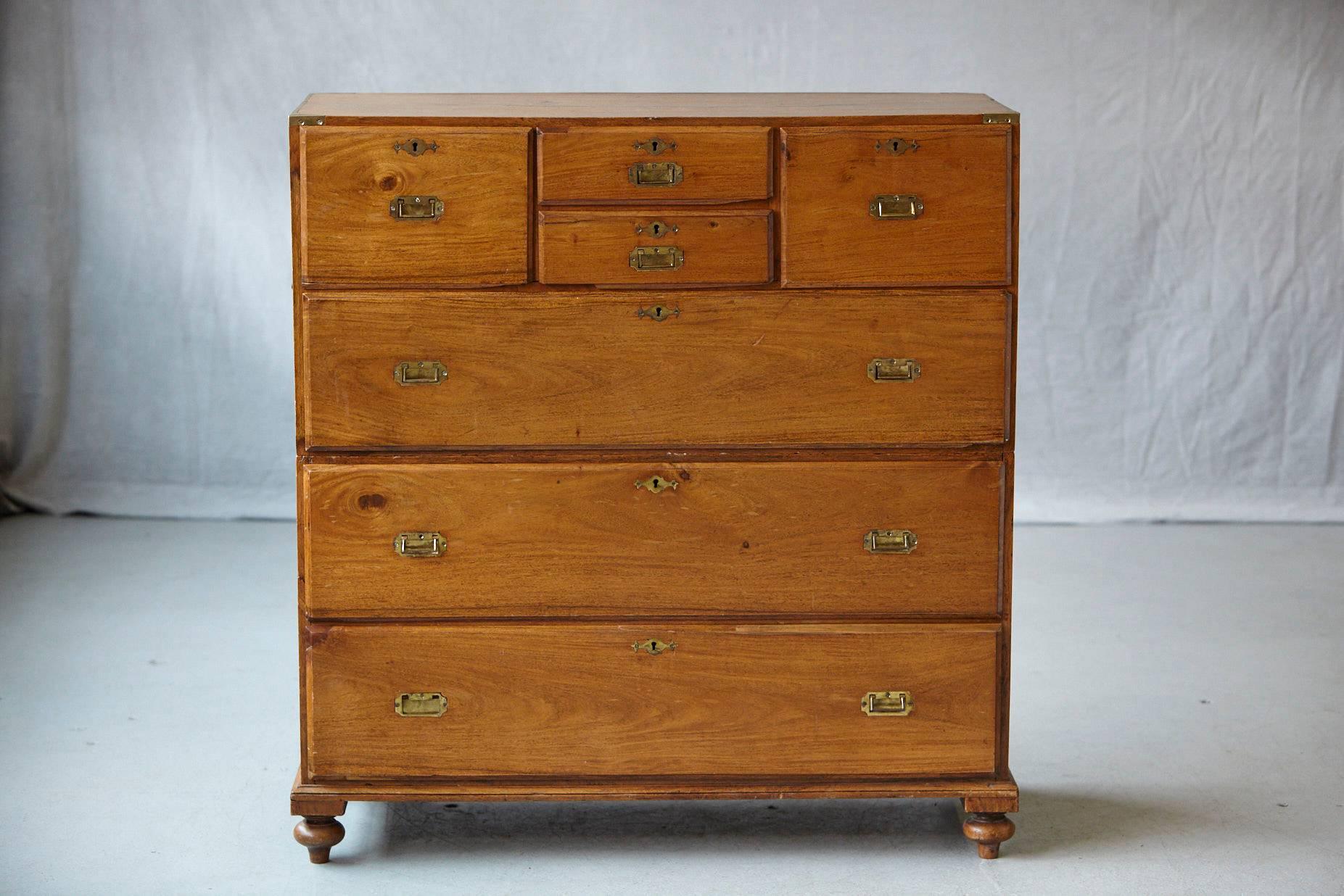 Late 19th Century English Campaign Chest of Drawers In Good Condition In Pau, FR
