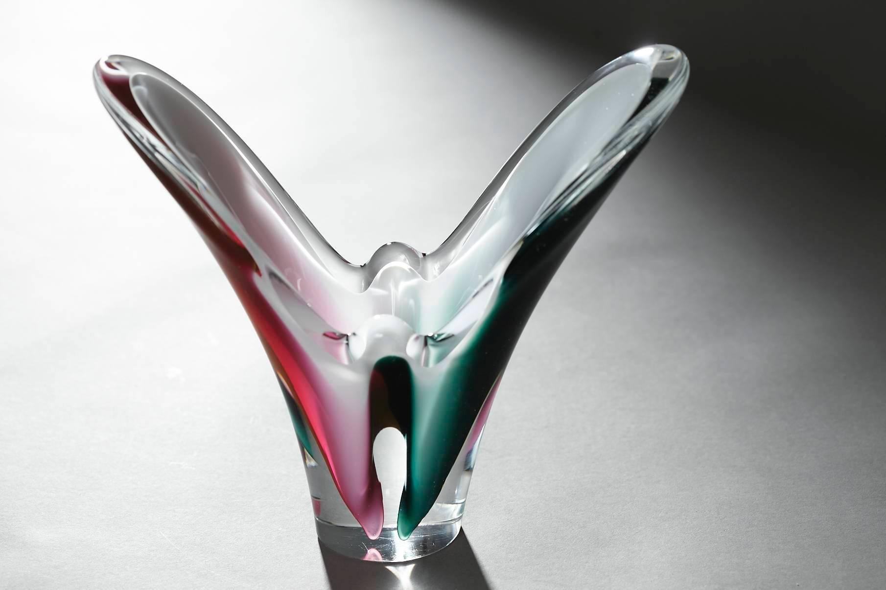 Large art glass vase designed by Paul Kedelv for his 'coquille' series. 
These pieces don't have any useful purpose besides being purely beautiful pieces of art.
Dark pink, green and white submerge (Sommerso) under a thick glass