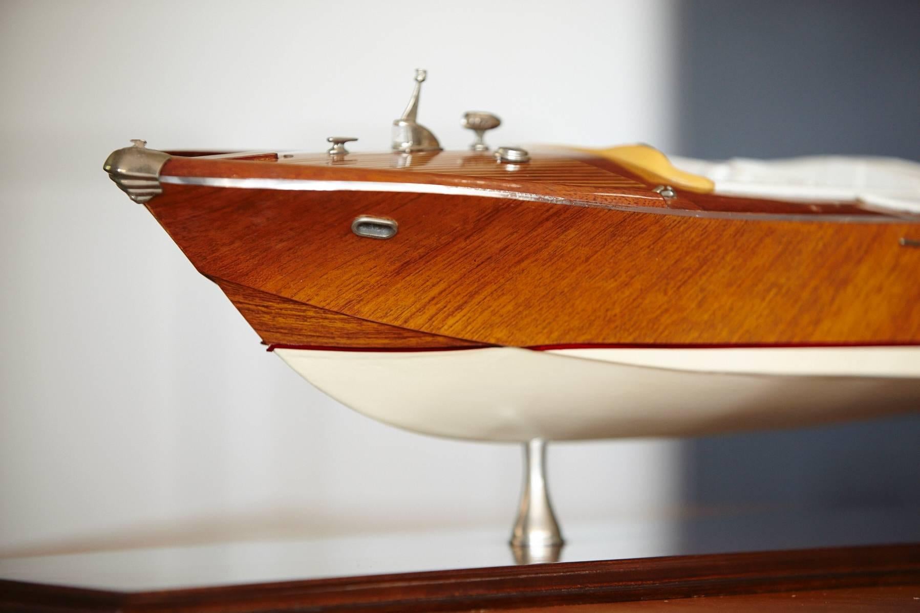 A really beautiful, detailed sport boat model in real mahogany with inlays.
Lots of chrome-plated, very detailed parts. The interior is complete upholstered in pleather and complete with wooden floor grid. Handmade in the 1960s.
Measurements boat:
