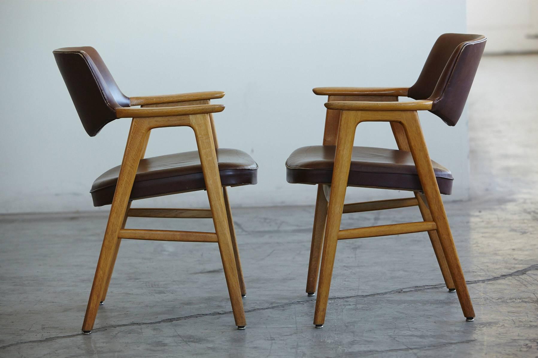 Set of Six Dining Chairs in Oak and Brown Leather by Erik Kirkegaard In Good Condition In Pau, FR