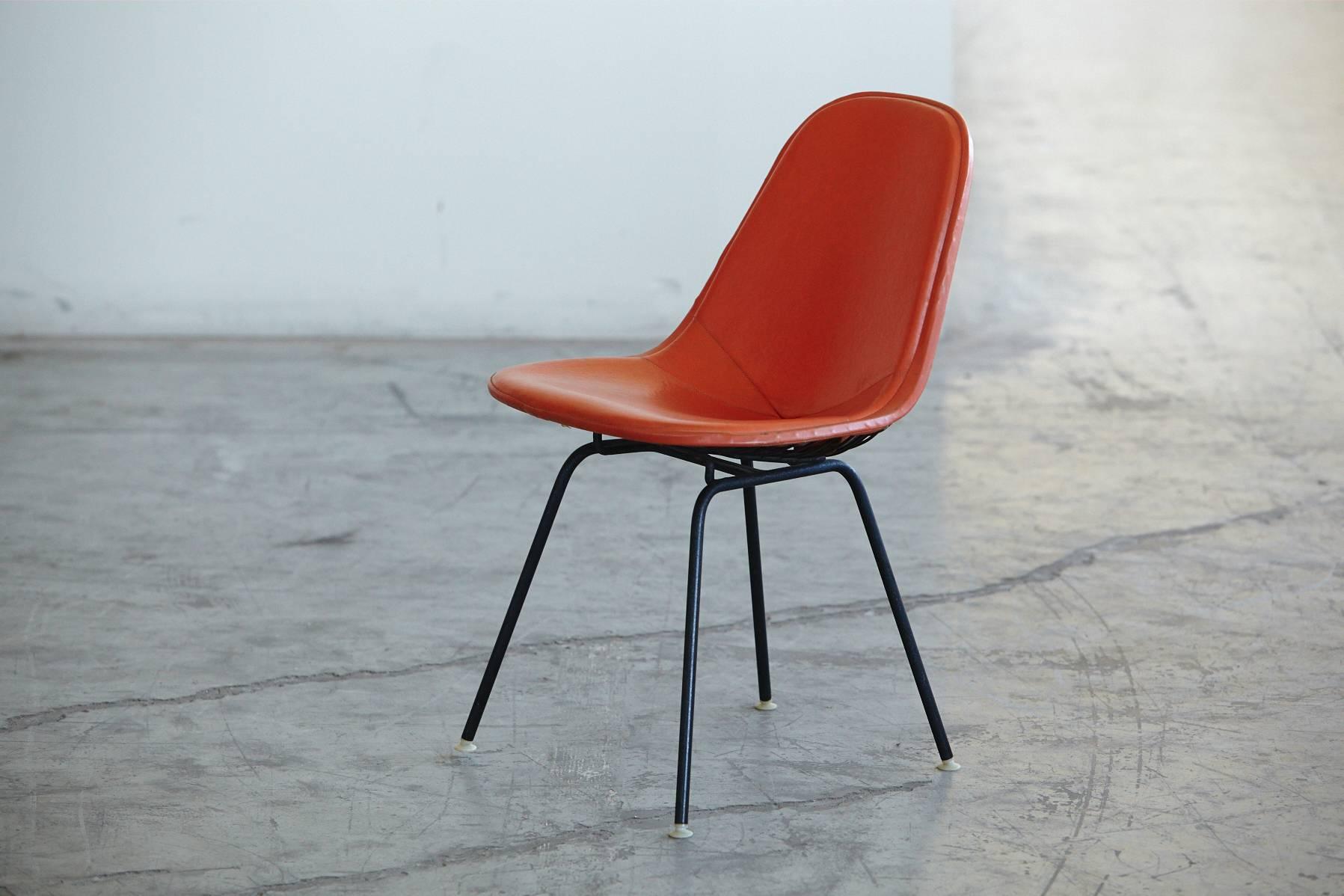 Original Eames DKX-1 Beistellstuhl aus orangefarbenem Leder für Herman Miller, 1960er Jahre (Moderne der Mitte des Jahrhunderts) im Angebot