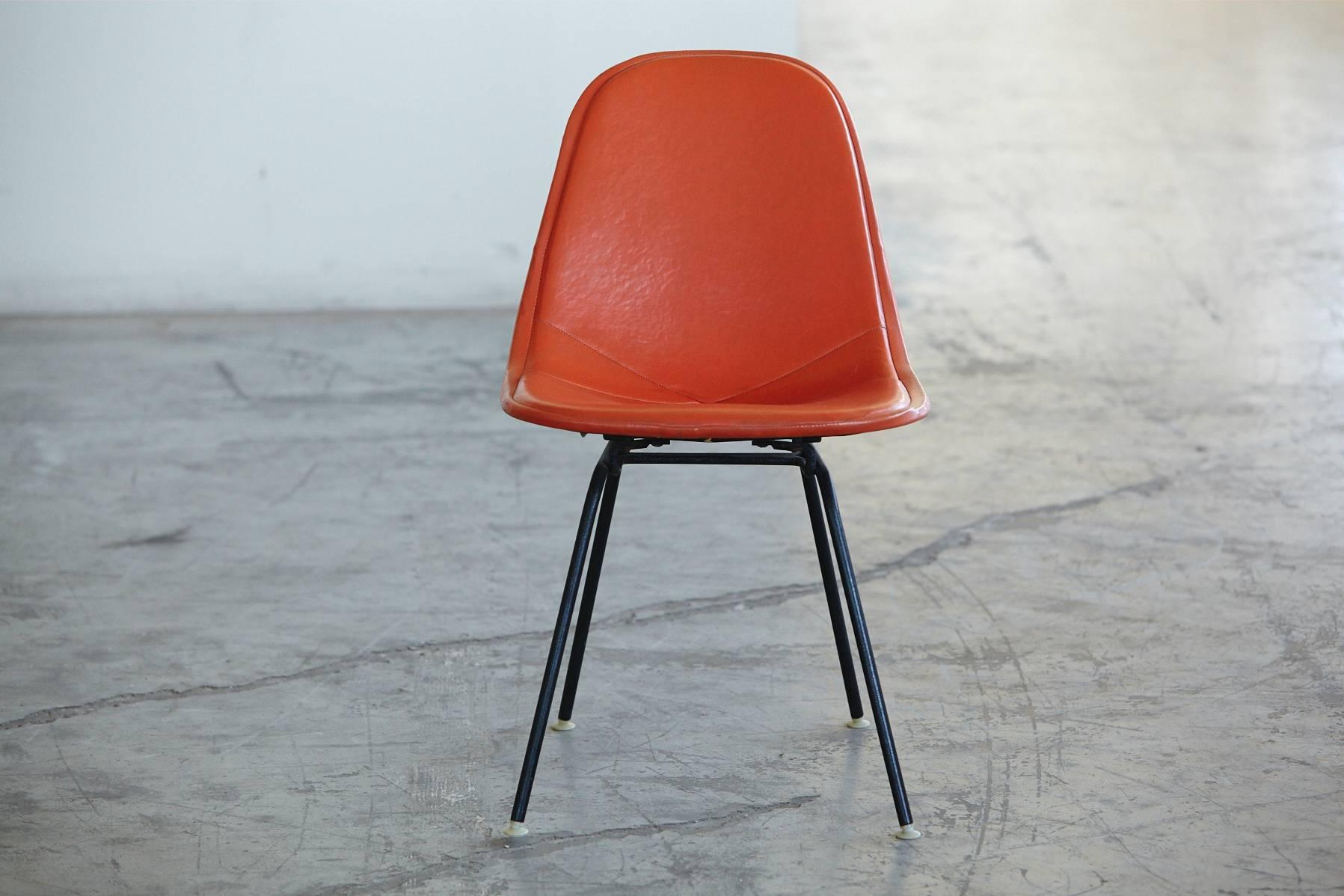 Original Eames DKX-1 Side Chair in Orange Leather for Herman Miller, 1960s In Good Condition For Sale In Pau, FR