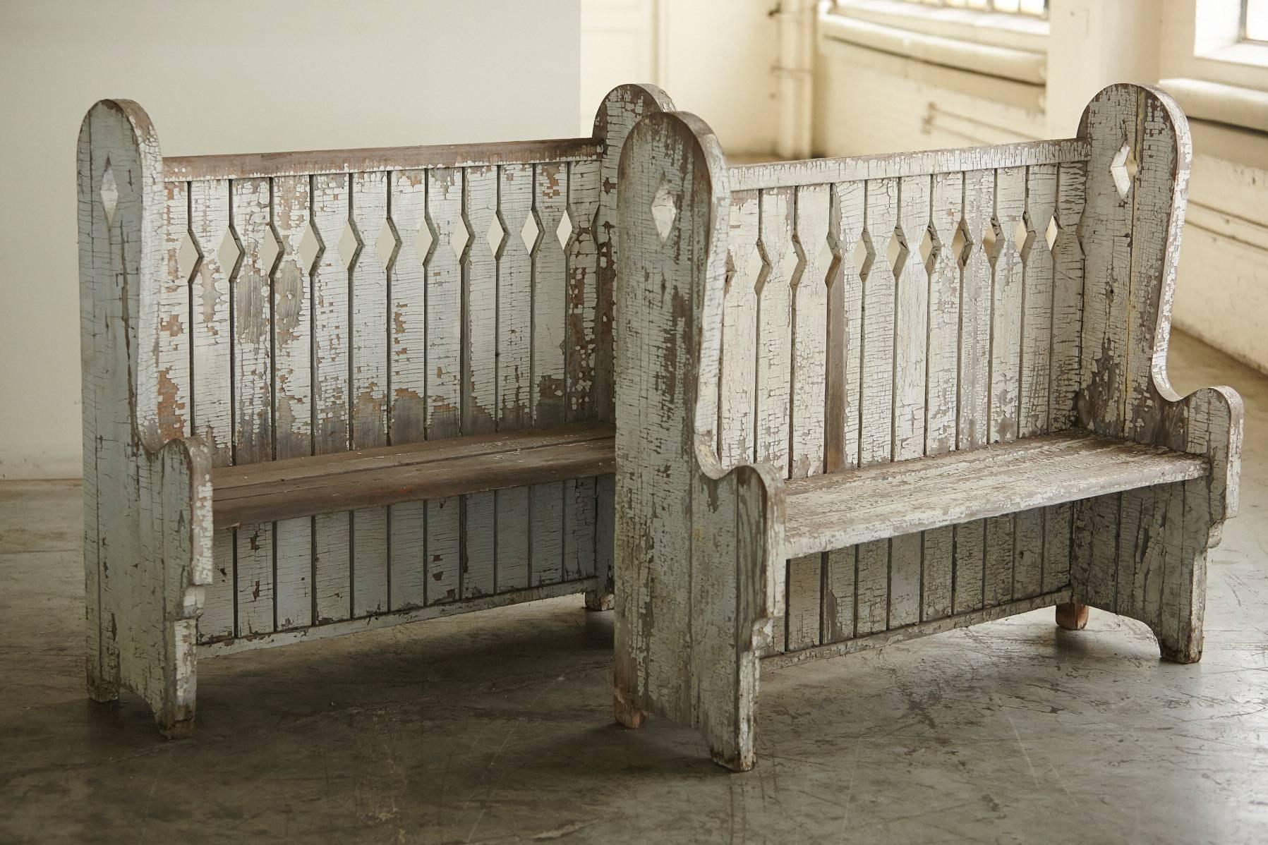 Matching Pair of Original Painted Oak High Back Settle Benches In Good Condition In Pau, FR