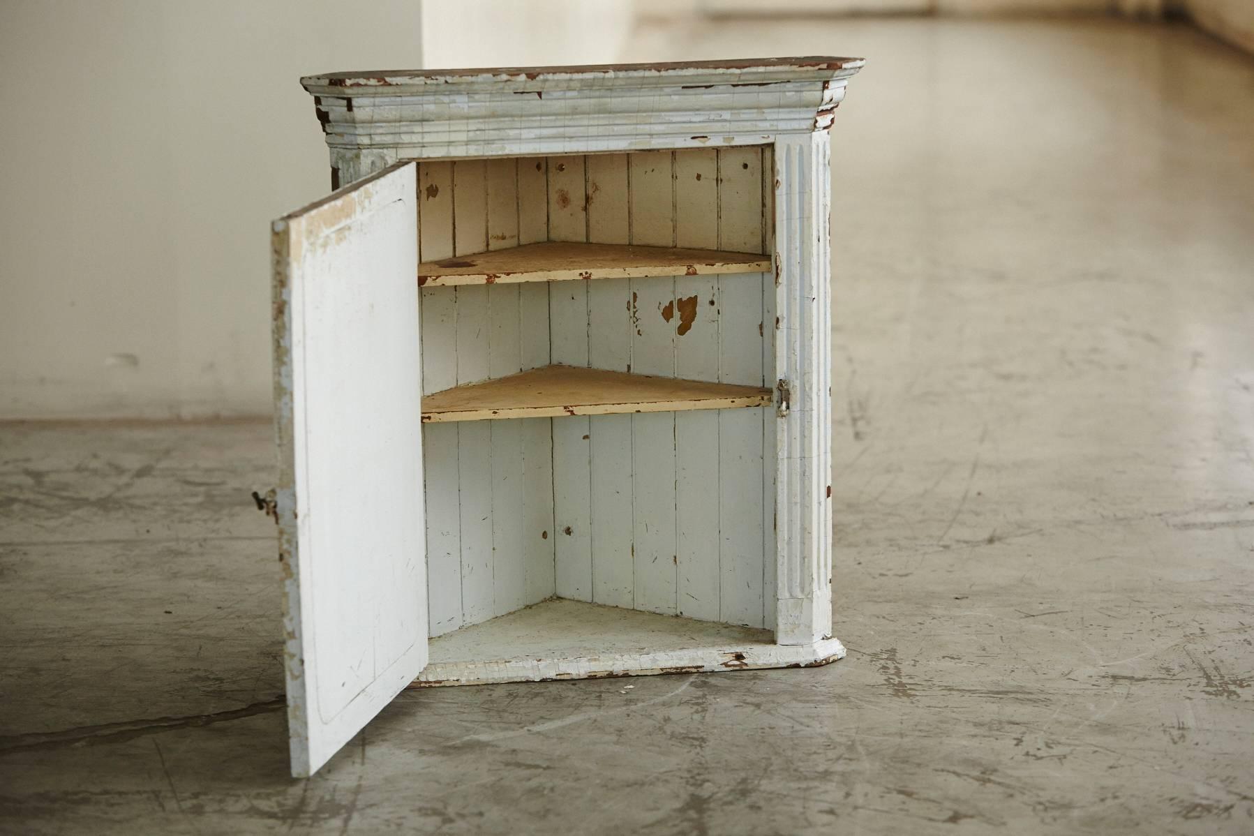 Hanging Corner Cabinet with Mirror and Weathered Patina In Distressed Condition In Pau, FR