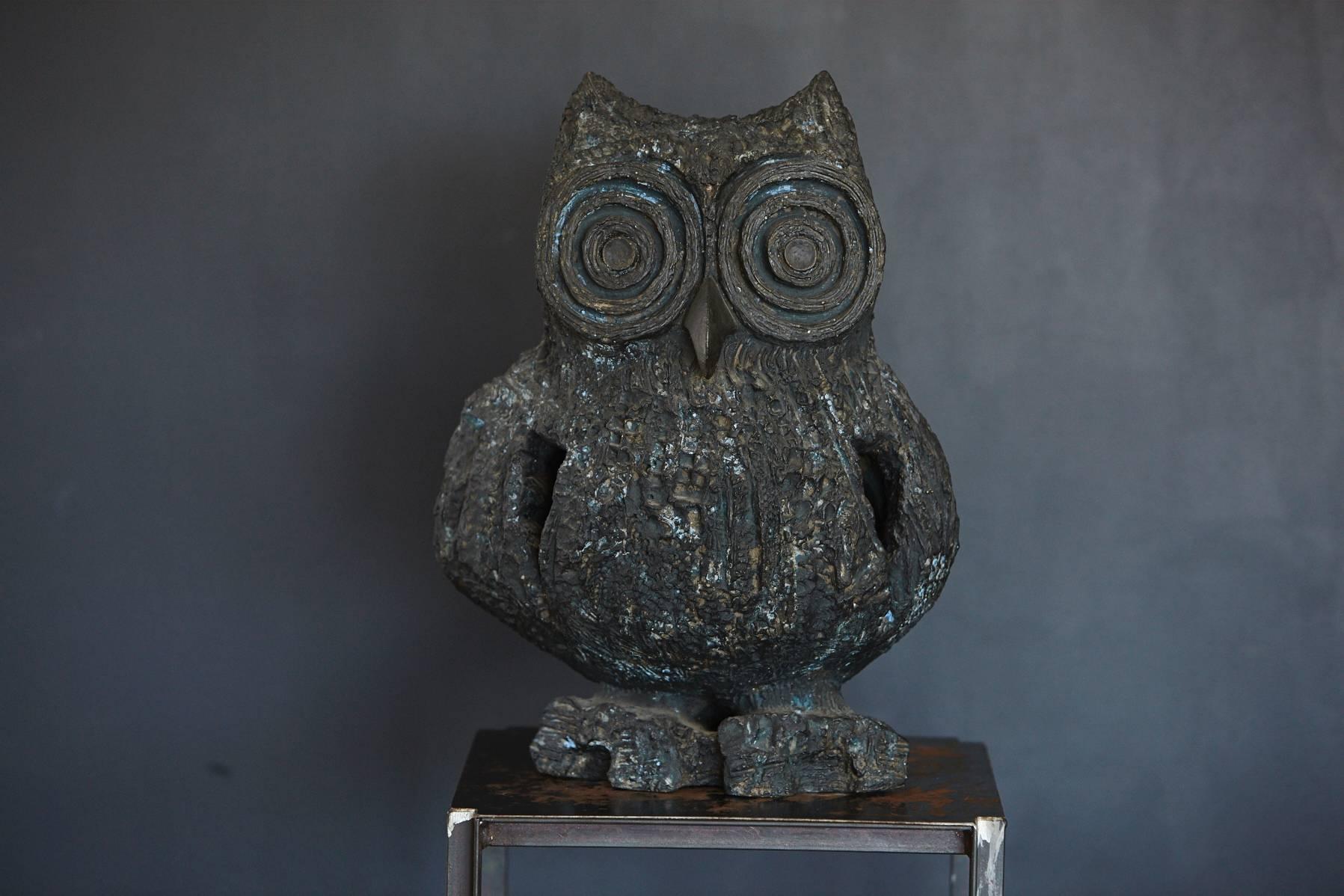 Extraordinary large ceramic owl in a brutalist style, with nice details in excellent condition, partly glazed, was made in the 1960s. Weight 13 lbs.

Margot Kempe (1898-1981) was a German/American sculptor who moved to the United States in 1947.
