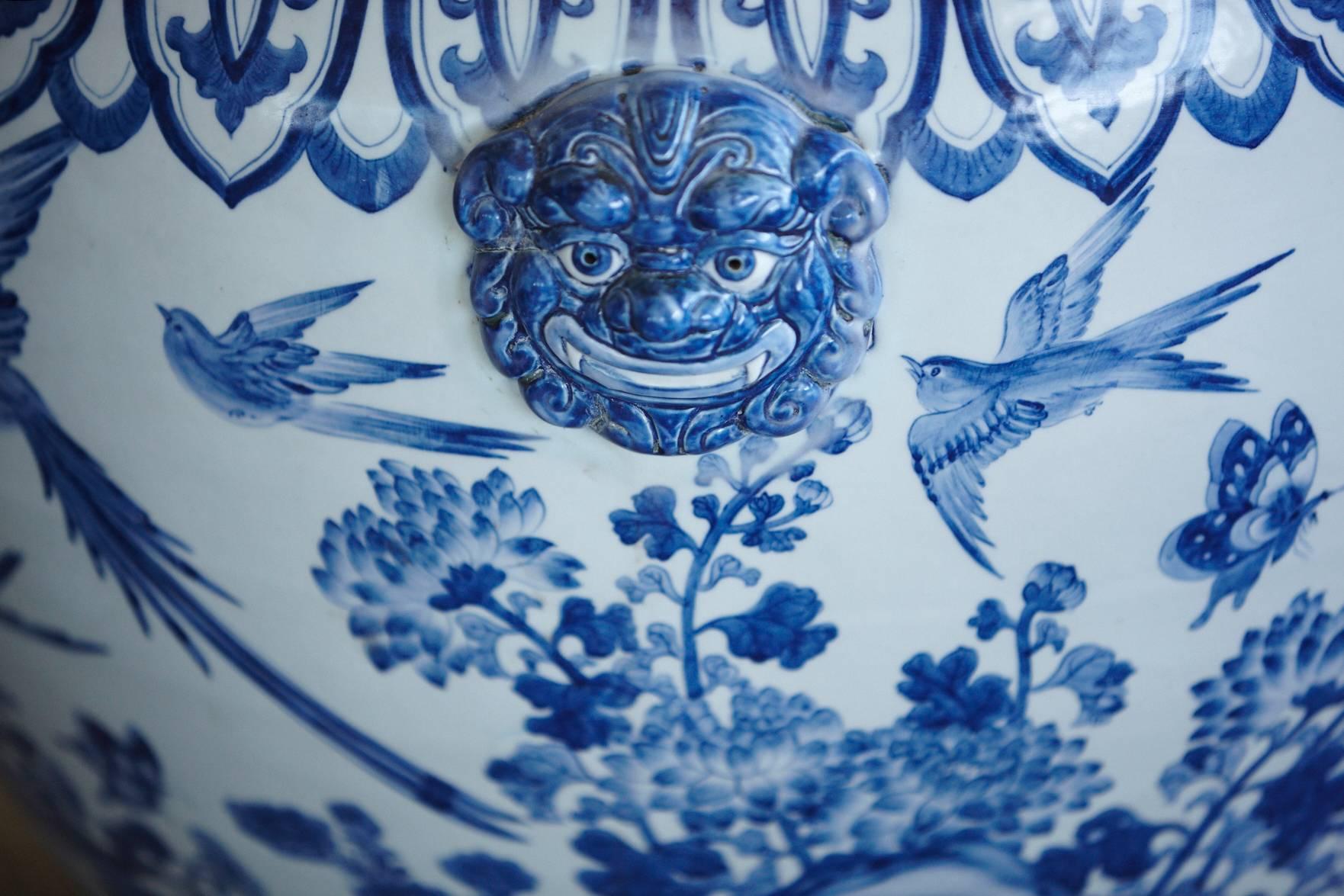 Large Chinese Blue and White Porcelain Jardinière or Planter In Excellent Condition In Pau, FR