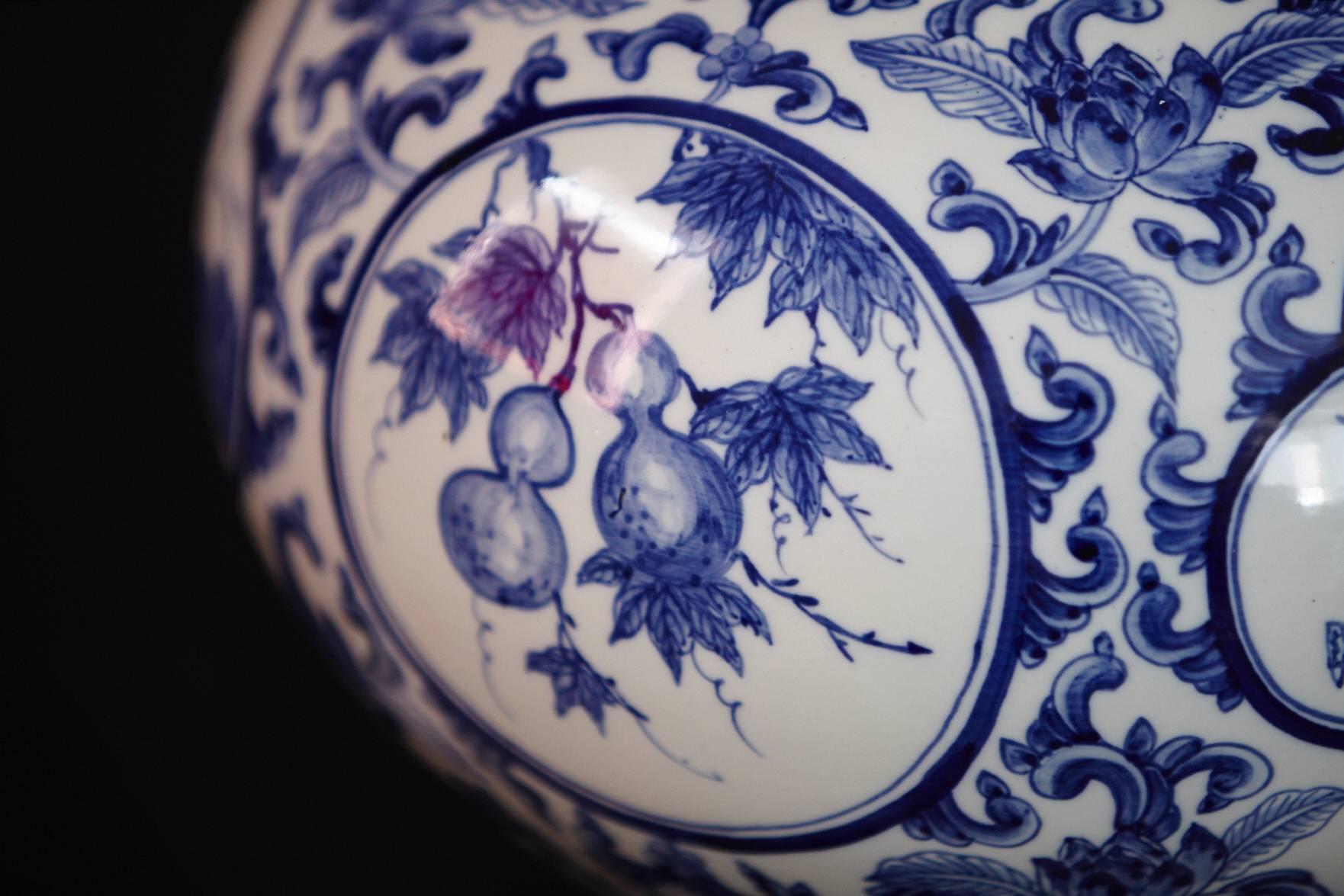 Japanese Blue and White Porcelain Vase For Sale 1