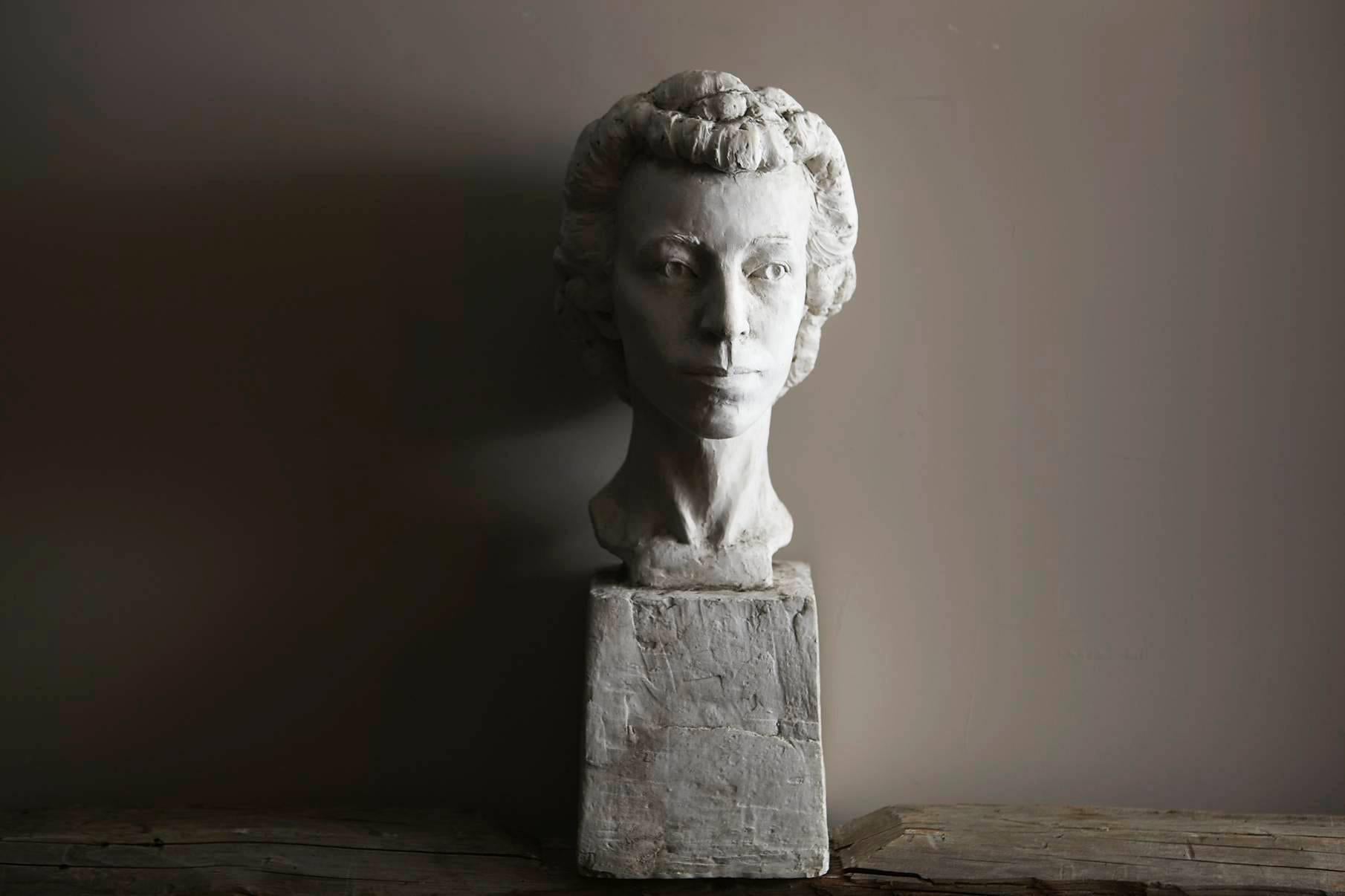 Beautiful, large expressive plaster bust of her majesty Queen Elizabeth II, circa 1960s. Artist unknown. Very nice patina.