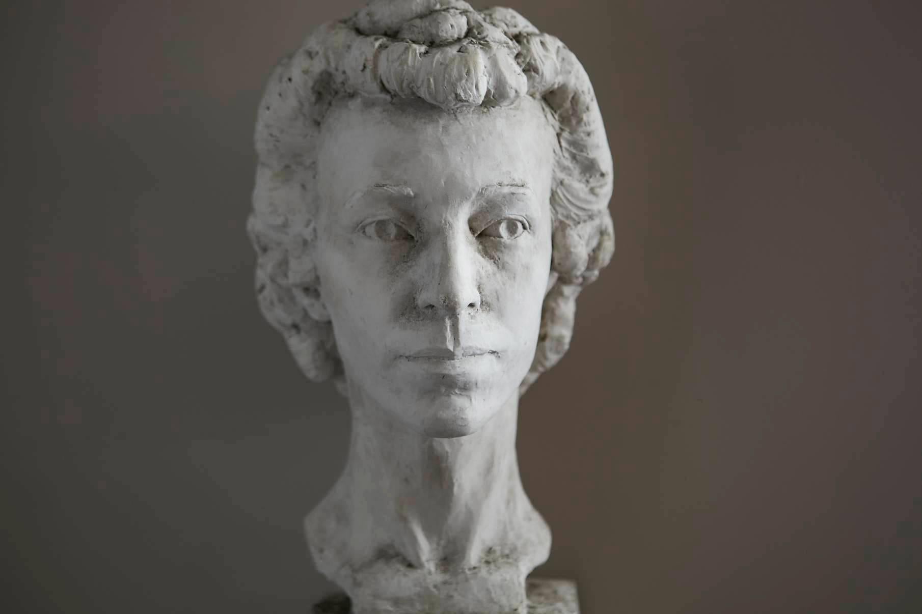 Large Raw Plaster Bust of Her Majesty Queen Elizabeth II In Good Condition In Pau, FR