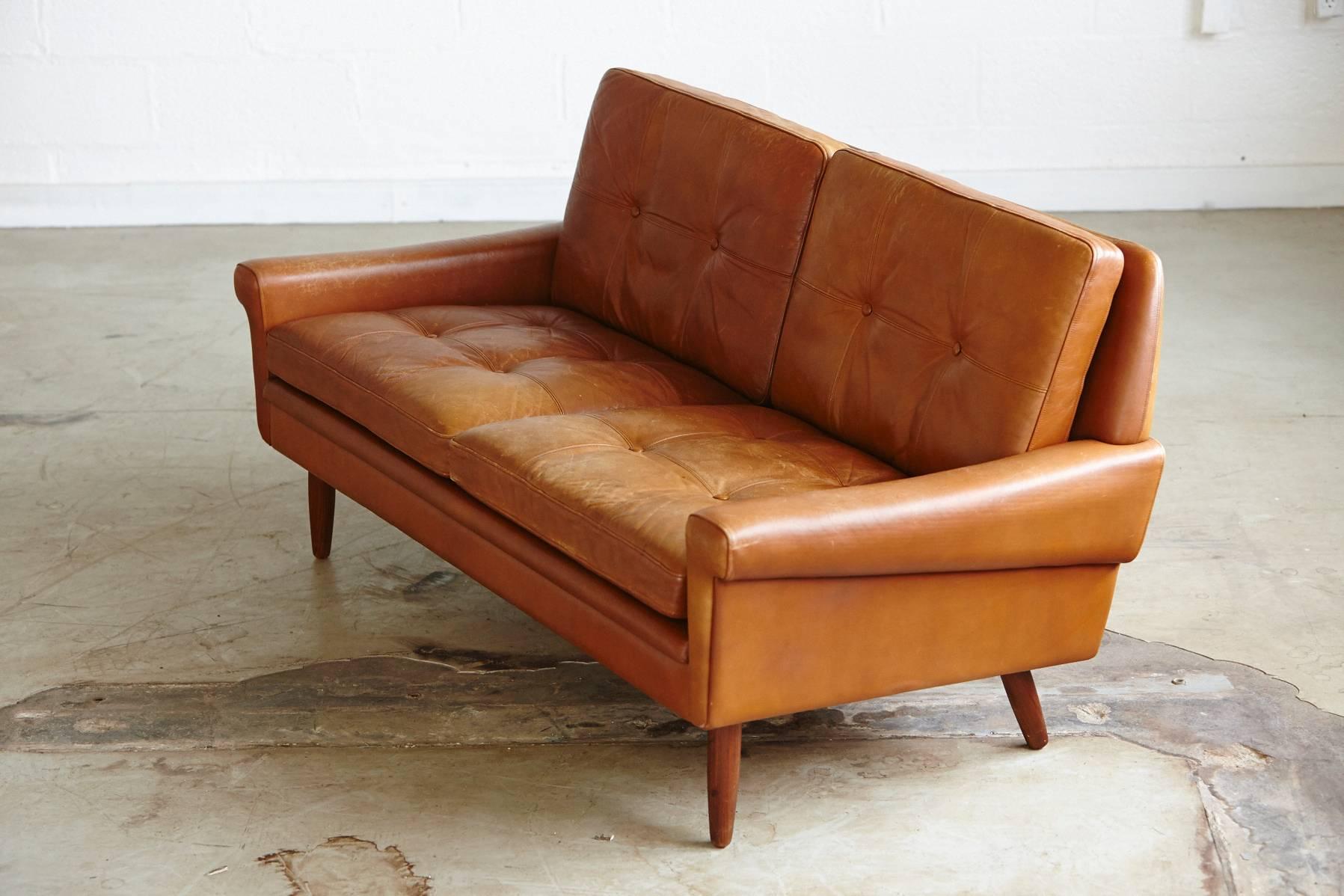 Two-Seat Danish Leather Sofa by Svend Skipper from the 1960s In Good Condition In Pau, FR