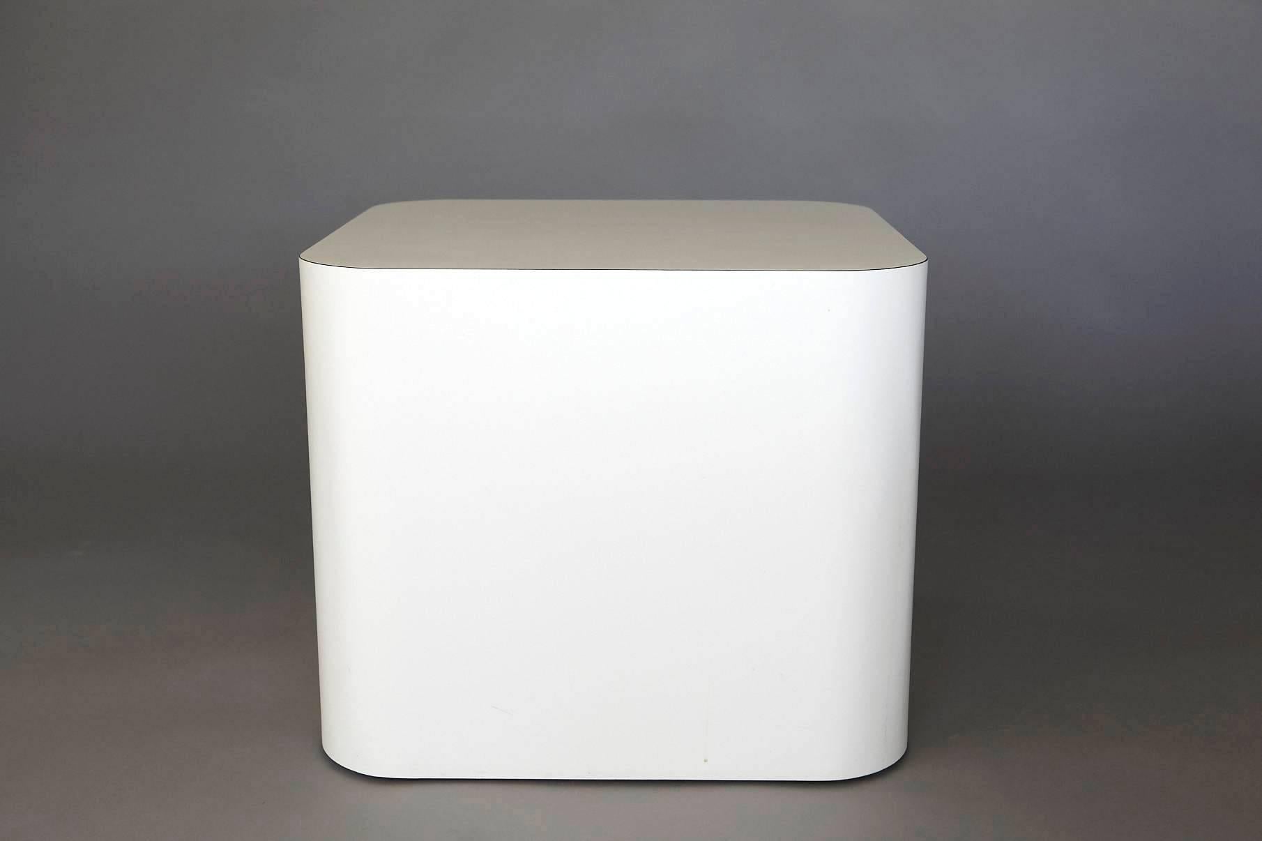 Custom-Made Minimalistic White Laminate Cubic End Table or Pedestal, 1980s In Good Condition In Pau, FR