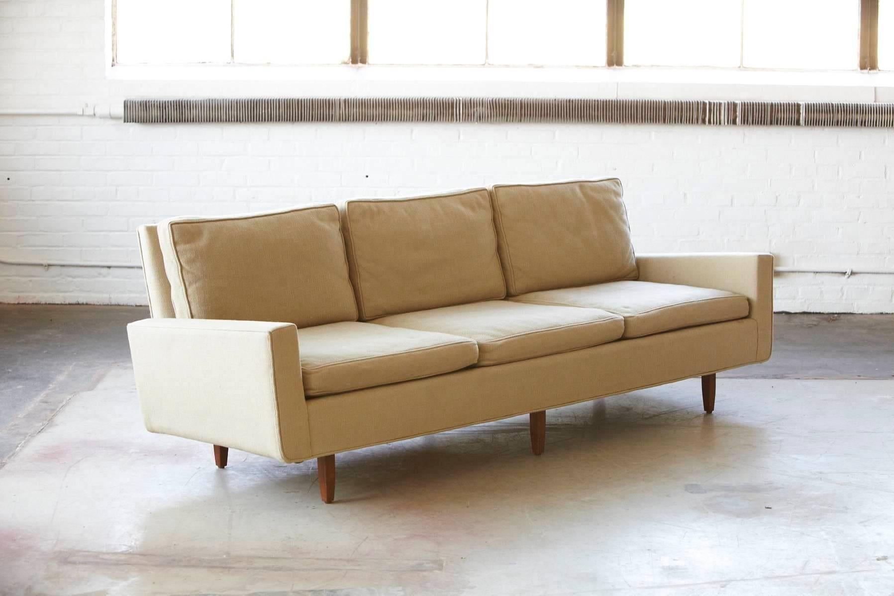 Early Florence Knoll Sofa Model # 26D from 1967 with Original Fabric In Good Condition In Pau, FR