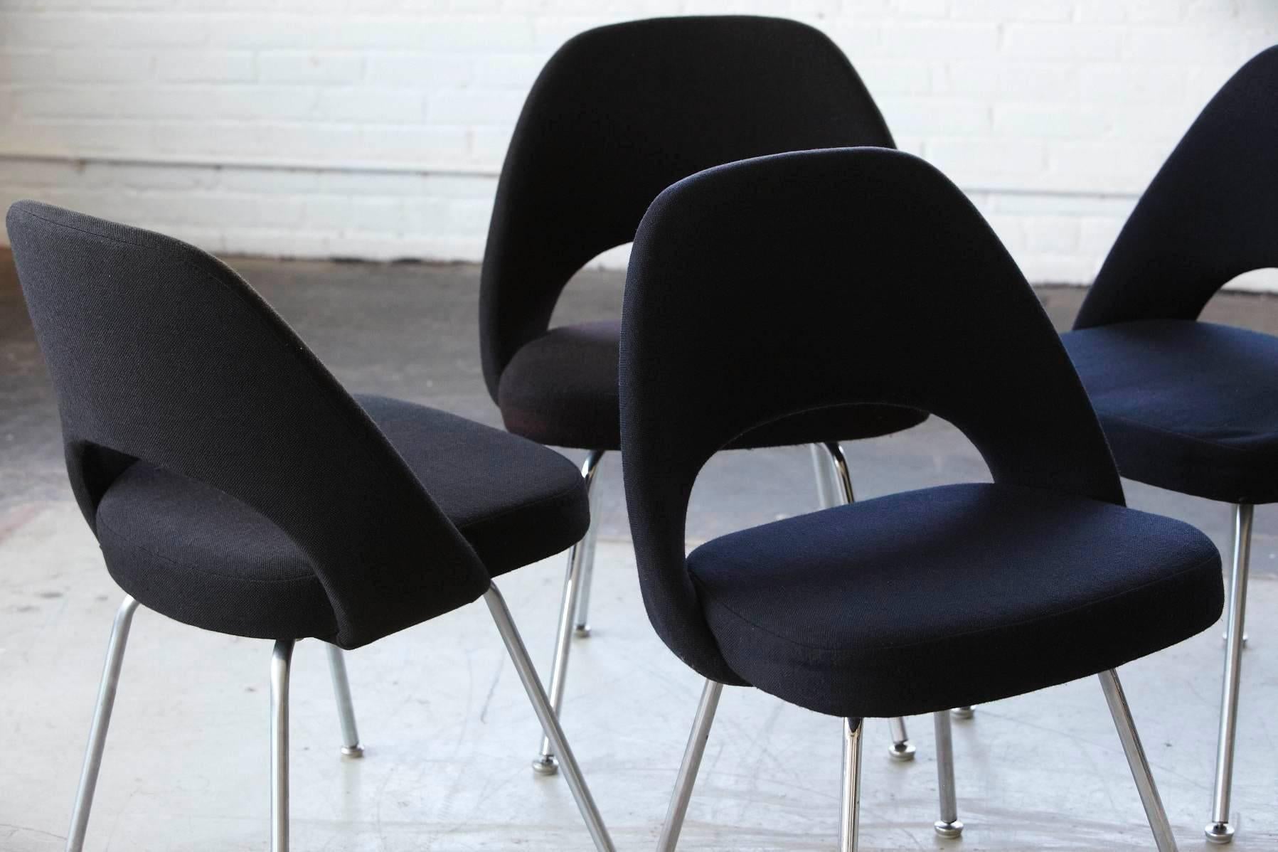 Mid-Century Modern Set of Six Black Eero Saarinen Series 71 Chairs for Knoll International