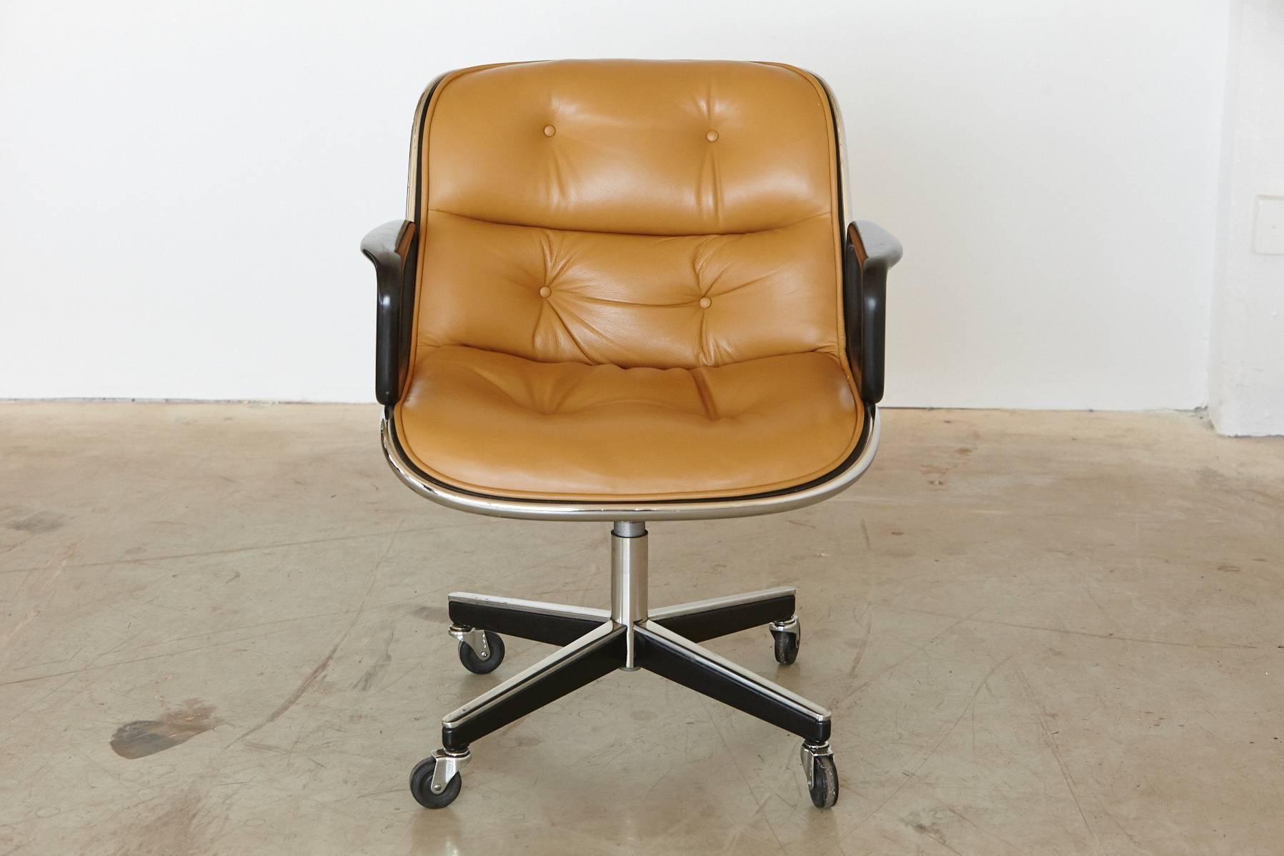 Fantastic executive chair designed by Charles Pollock for Knoll International.
The chair is in excellent condition, the single aluminium band and outer shell are impeccable, recently upholstered in tan Edelman leather.
The four-star chrome or black