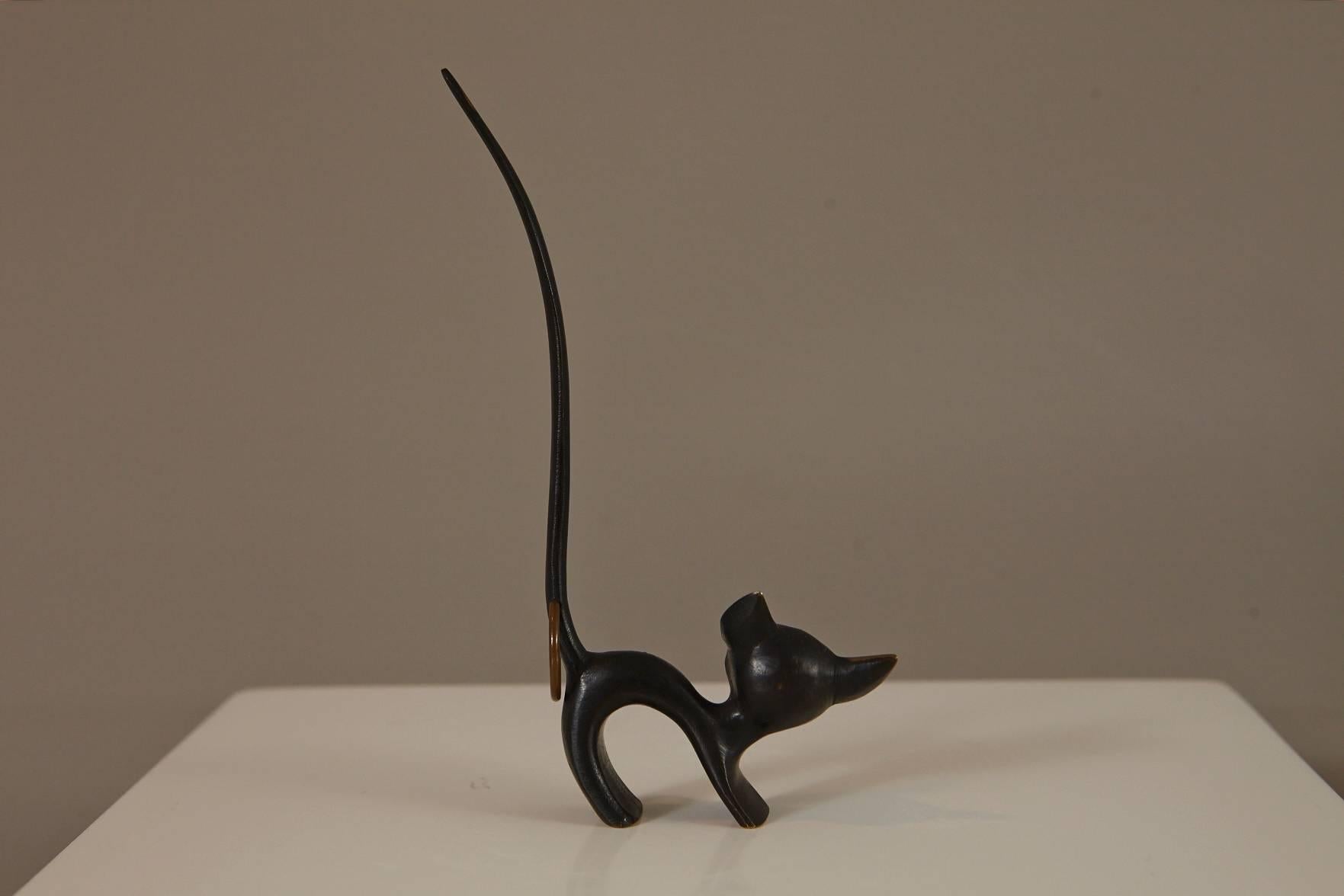 A very charming little brass cat figurine. Another one of Walter Bosses' humorous animal designs in brass. Manufactured by Hertha Baller in Austria in the 1950s. The figurine is in excellent condition. 

The long tail of the cat can be used as a