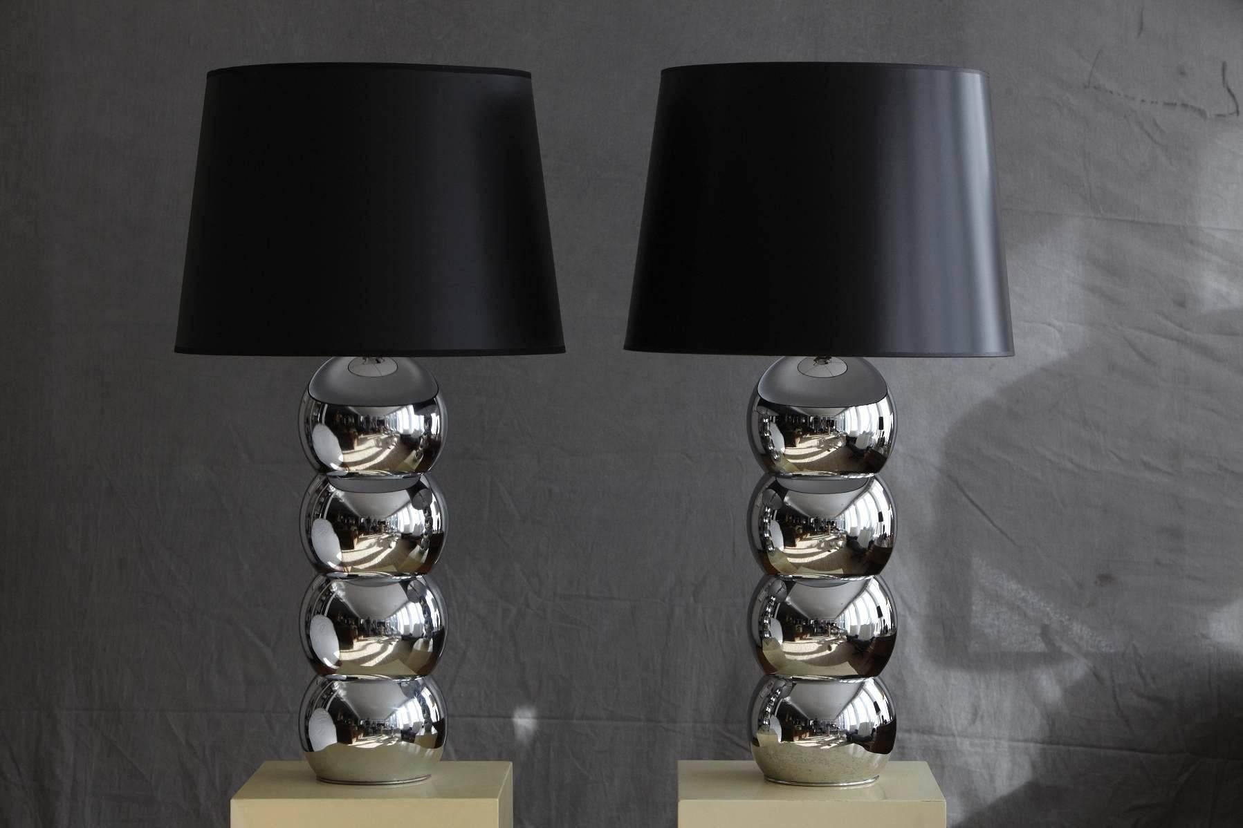 Impressive pair of stacked chrome ball table lamps with brand new black shades designed by George Kovacs, in excellent condition.
Dimensions: Diameter chrome base 6