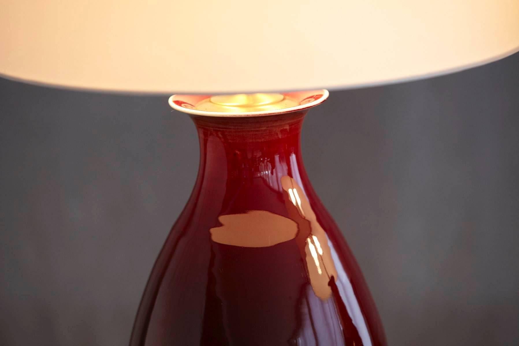 Pair of Deep Red Glazed Ceramic Lamps with New Ivory Shades, Height Adjustable In Excellent Condition In Pau, FR