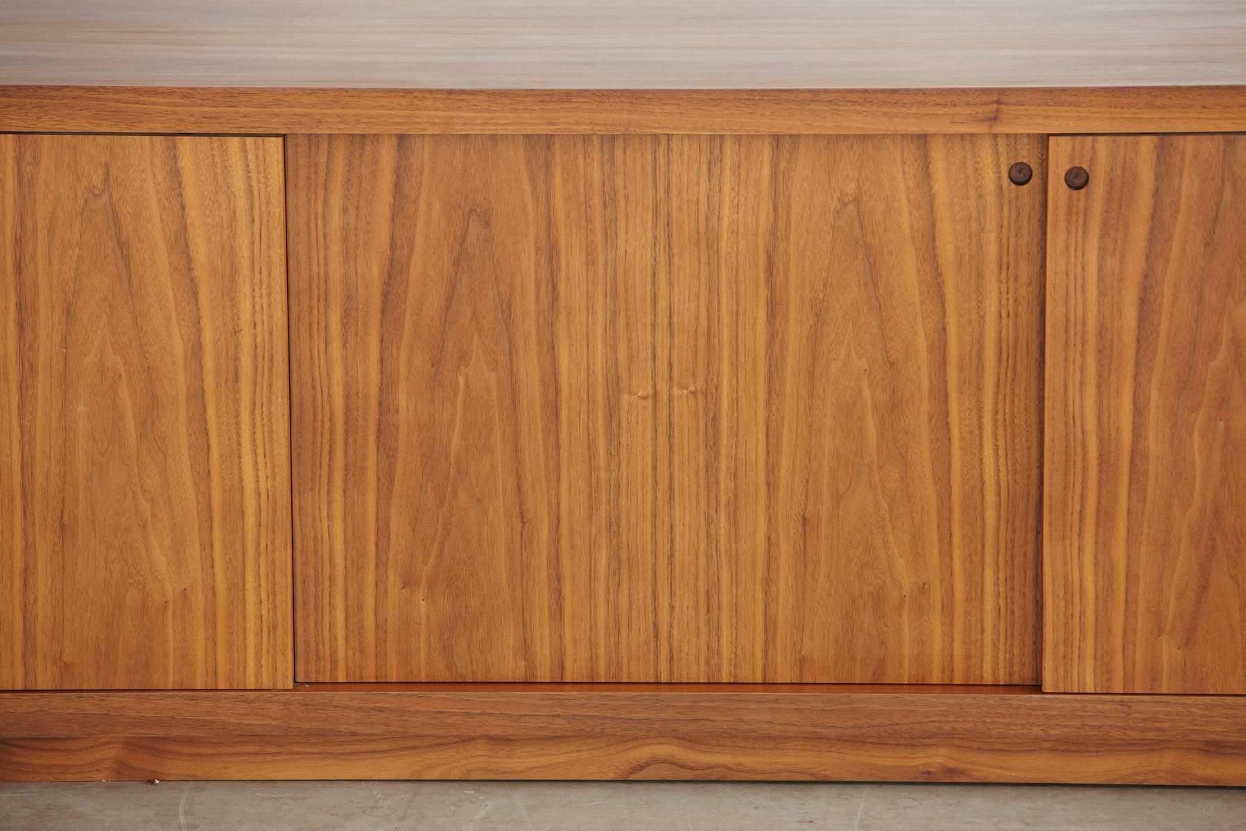 Long and Low Custom Made Walnut Sideboard in the Style of Ib Kofod-Larsen In Good Condition In Pau, FR