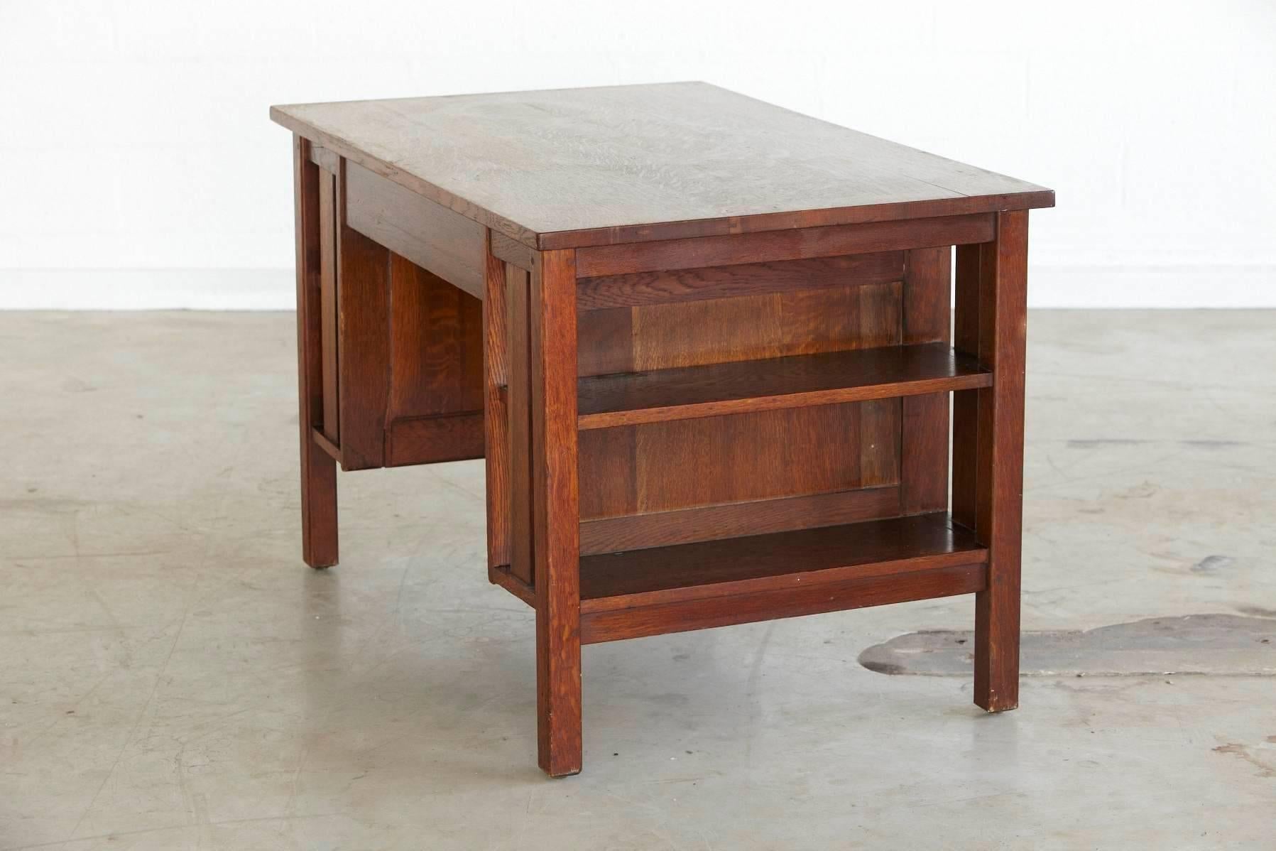 Arts & Crafts Mission Style Oak Library Table 2 from the Estate of José Ferrer In Good Condition In Pau, FR