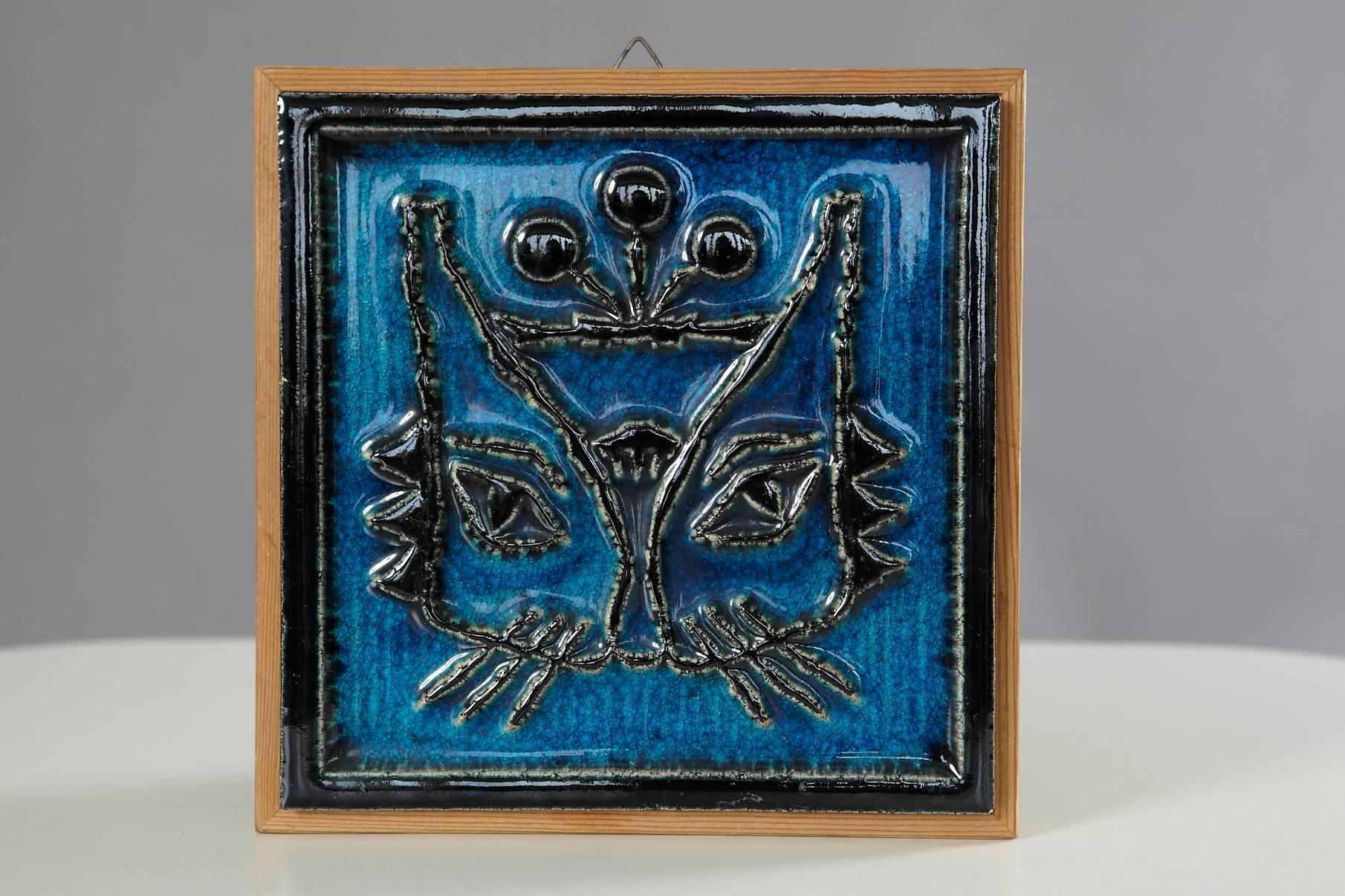 Charming glazed ceramic tile featuring a cat on a blue background, designed by Konrad Galaaen and manufactured by Porsgrund Porselænsfabrik Norway.
Dimensions tile 7.75 x 7.75, with frame 8.25 x 8.25 inches.